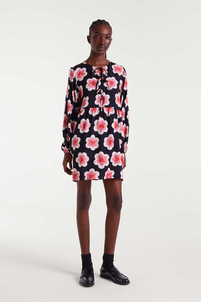 COMPANIA FANTASTICA Daisy print short dress Κοντό φόρεμα με τύπωμα Daisy και ανοιχτή λαιμόκοψη. Λεπτομέρεια με τρία κορδόνια για κλείσιμο μπροστά. Χαλαροί ώμοι και μακριά μανίκια. Το μοντέλο έχει ύψος 1.79 και φοράει μέγεθος S. 100% Βισκόζ Αποστολή σε όλη την Ελλάδα σε 1-3 ημέρες. Διαθέσιμο και στο φυσικό μας κατάστημα YELLOW BUTTON Χρεμωνίδου & Δαμάρεως 61 Παγκράτι.