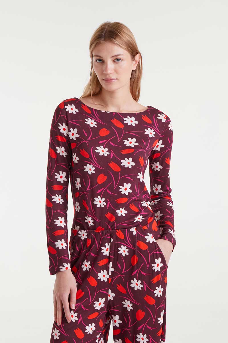 COMPANIA FANTASTICA Tulip print T-shirt Μπλούζα με τύπωμα τουλίπας, ανοιχτή λαιμόκοψη και μακριά μανίκια. Το μοντέλο έχει ύψος 1.79 και φοράει μέγεθος S. 100% Βισκόζ Αποστολή σε όλη την Ελλάδα σε 1-3 ημέρες. Διαθέσιμο και στο φυσικό μας κατάστημα YELLOW BUTTON Χρεμωνίδου & Δαμάρεως 61 Παγκράτι.