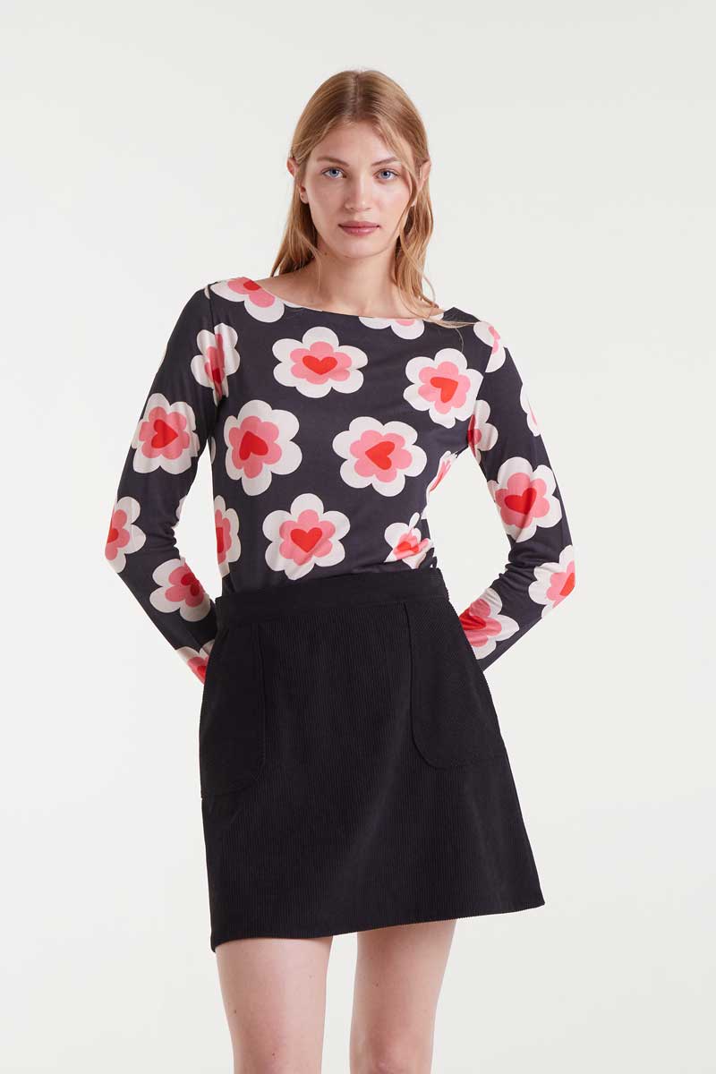 COMPANIA FANTASTICA Daisy print T-Shirt T-shirt με τύπωμα Daisy και ανοιχτή λαιμόκοψη και μακριά μανίκια Το μοντέλο έχει ύψος 1.79 και φοράει μέγεθος S. 100% Βισκόζ Αποστολή σε όλη την Ελλάδα σε 1-3 ημέρες. Διαθέσιμο και στο φυσικό μας κατάστημα YELLOW BUTTON Χρεμωνίδου & Δαμάρεως 61 Παγκράτι.