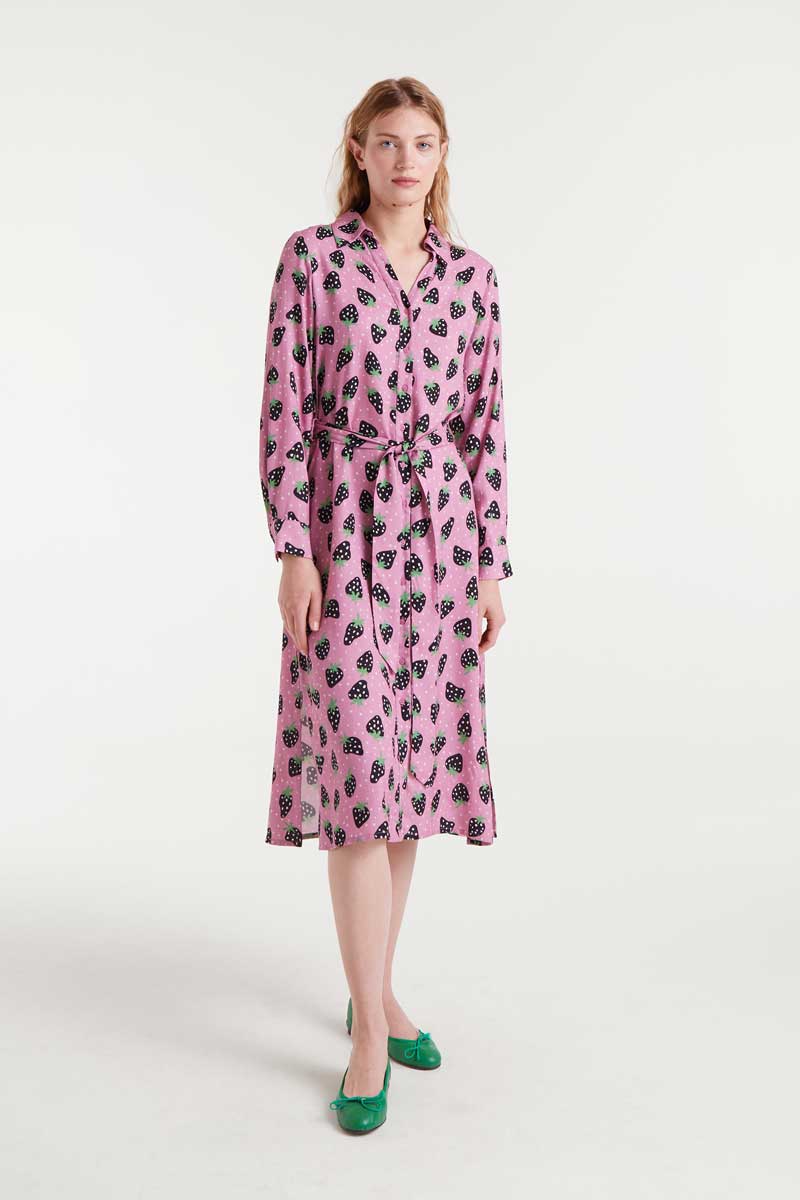 COMPANIA FANTASTICA Morango Small print midi dress Φόρεμα μίντι με στάμπα Morango. Γιακάς με πέτα, λαιμόκοψη V, μακριά μανίκια με μανσέτες με κουμπιά. Κλείσιμο μπροστά με κουμπιά και δέσιμο στη μέση. Το μοντέλο έχει ύψος 1.77 και φοράει μέγεθος S. 100% Βισκόζ Αποστολή σε όλη την Ελλάδα σε 1-3 ημέρες. Διαθέσιμο και στο φυσικό μας κατάστημα YELLOW BUTTON Χρεμωνίδου & Δαμάρεως 61 Παγκράτι.