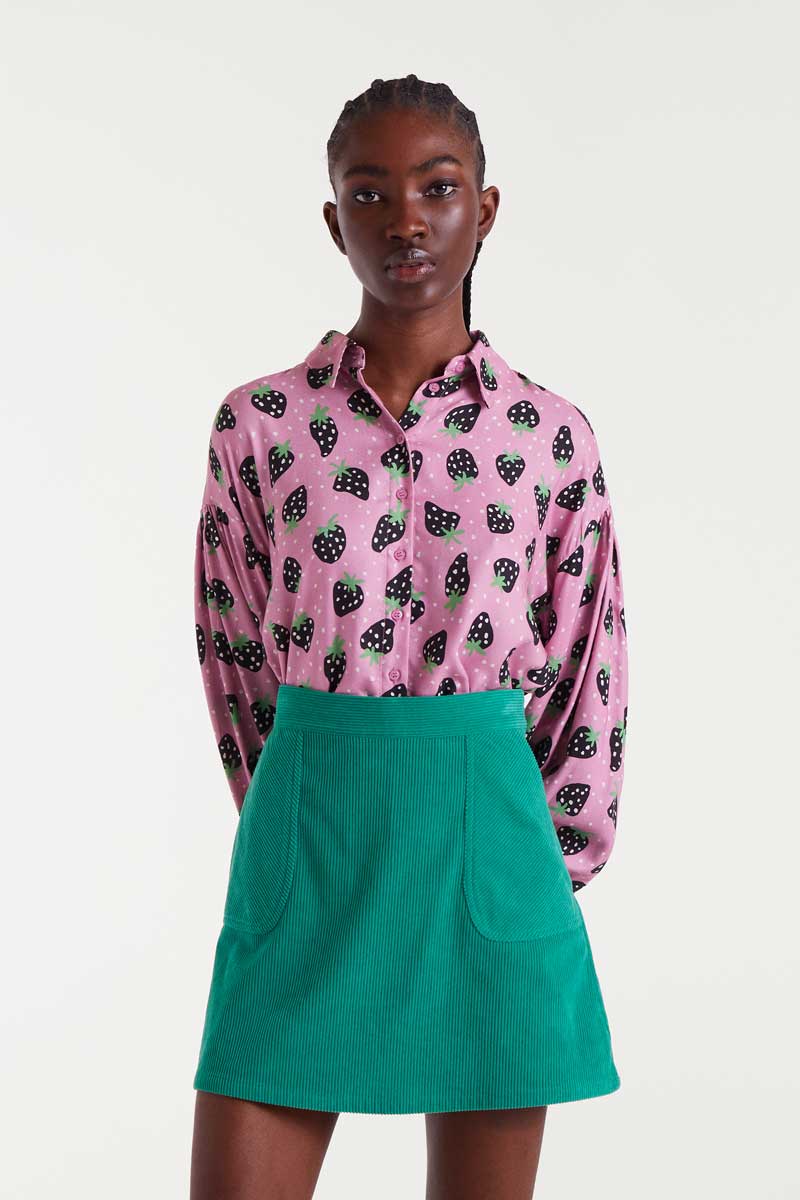 COMPANIA FANTASTICA Morango Small print shirt Πουκάμισο με στάμπα Morango. Γιακάς με πέτο και μακριά μανίκια με μανσέτες με κουμπιά. Κλείσιμο με κουμπιά μπροστά. Το μοντέλο έχει ύψος 1.77 και φοράει μέγεθος S. 100% Βισκόζ Αποστολή σε όλη την Ελλάδα σε 1-3 ημέρες. Διαθέσιμο και στο φυσικό μας κατάστημα YELLOW BUTTON Χρεμωνίδου & Δαμάρεως 61 Παγκράτι.