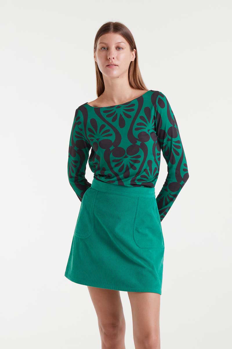 COMPANIA FANTASTICA Baroque print T-shirt Πράσινο μπλουζάκι με μπαρόκ τύπωμα. Με ανοιχτή λαιμόκοψη και μακριά μανίκια. Το μοντέλο έχει ύψος 1.77 και φοράει μέγεθος S. 100% Βισκόζ Αποστολή σε όλη την Ελλάδα σε 1-3 ημέρες. Διαθέσιμο και στο φυσικό μας κατάστημα YELLOW BUTTON Χρεμωνίδου & Δαμάρεως 61 Παγκράτι.
