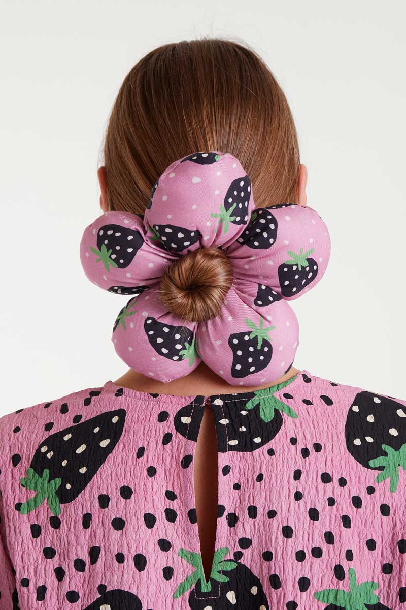 COMPANIA FANTASTICA Strawberry print Scunchie Scunchie σε ελαφρύ κρεπ ύφασμα με τύπωμα Stawberry. Αποστολή σε όλη την Ελλάδα σε 1-3 ημέρες. Διαθέσιμο και στο φυσικό μας κατάστημα YELLOW BUTTON Χρεμωνίδου & Δαμάρεως 61 Παγκράτι.