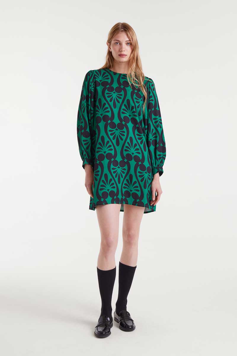COMPANIA FANTASTICA Short dress with Baroque print Κοντό φόρεμα με μπαρόκ τύπωμα. Στρογγυλή λαιμόκοψη και μακριά γαλλικά μανίκια. Κλείσιμο με κουμπί στο πίσω μέρος. Το μοντέλο έχει ύψος 1.79 και φοράει μέγεθος S. 100% Βισκόζ Αποστολή σε όλη την Ελλάδα σε 1-3 ημέρες. Διαθέσιμο και στο φυσικό μας κατάστημα YELLOW BUTTON Χρεμωνίδου & Δαμάρεως 61 Παγκράτι.
