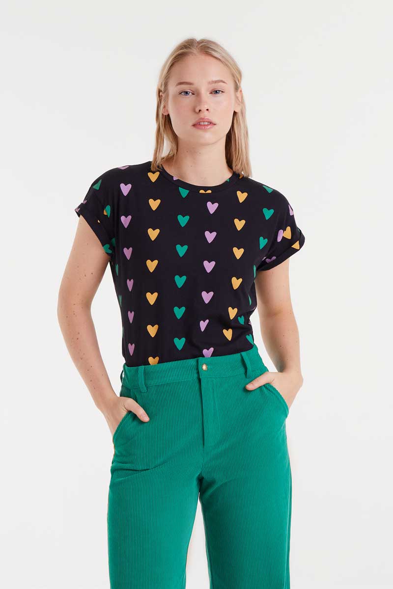 COMPANIA FANTASTICA cotton T-shirt with Cupid Lines print Μαύρο μπλουζάκι από 100% βαμβάκι με τύπωμα Cupid Lines. Στρογγυλή λαιμόκοψη και κοντά μανίκια με ρεβέρ. Το μοντέλο έχει ύψος 1.74 και φοράει μέγεθος S. 100% βαμβάκι Αποστολή σε όλη την Ελλάδα σε 1-3 ημέρες. Διαθέσιμο και στο φυσικό μας κατάστημα YELLOW BUTTON Χρεμωνίδου & Δαμάρεως 61 Παγκράτι.