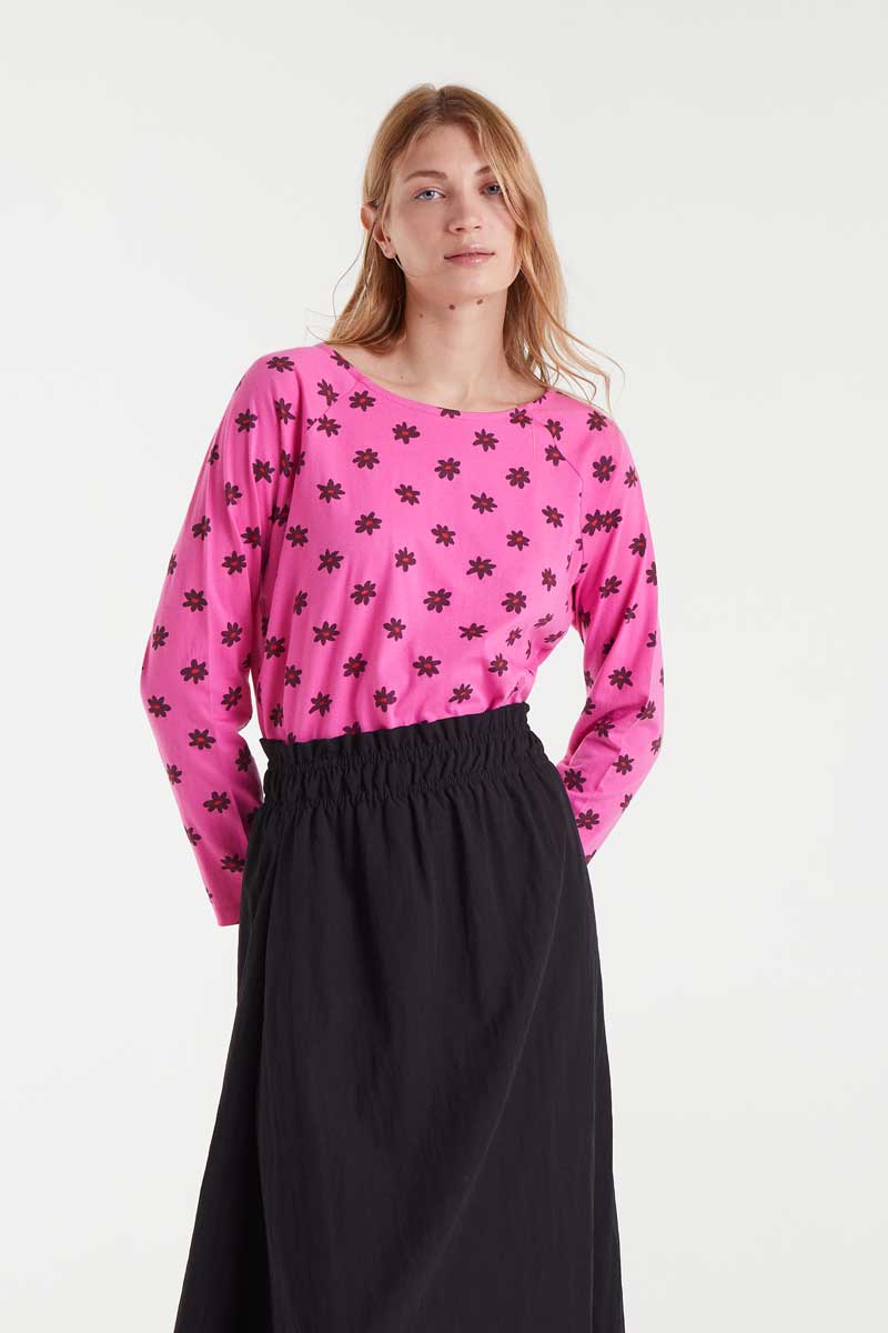 COMPANIA FANTASTICA cotton T-shirt with Daisy print 100% Βαμβακερό μακρυμάνικο T-Shirt με ανοιχτή λαιμόκοψη και τύπωμα μαργαρίτες. Το μοντέλο έχει ύψος 1.79 και φοράει μέγεθος S. 100% βαμβάκι Αποστολή σε όλη την Ελλάδα σε 1-3 ημέρες. Διαθέσιμο και στο φυσικό μας κατάστημα YELLOW BUTTON Χρεμωνίδου & Δαμάρεως 61 Παγκράτι.