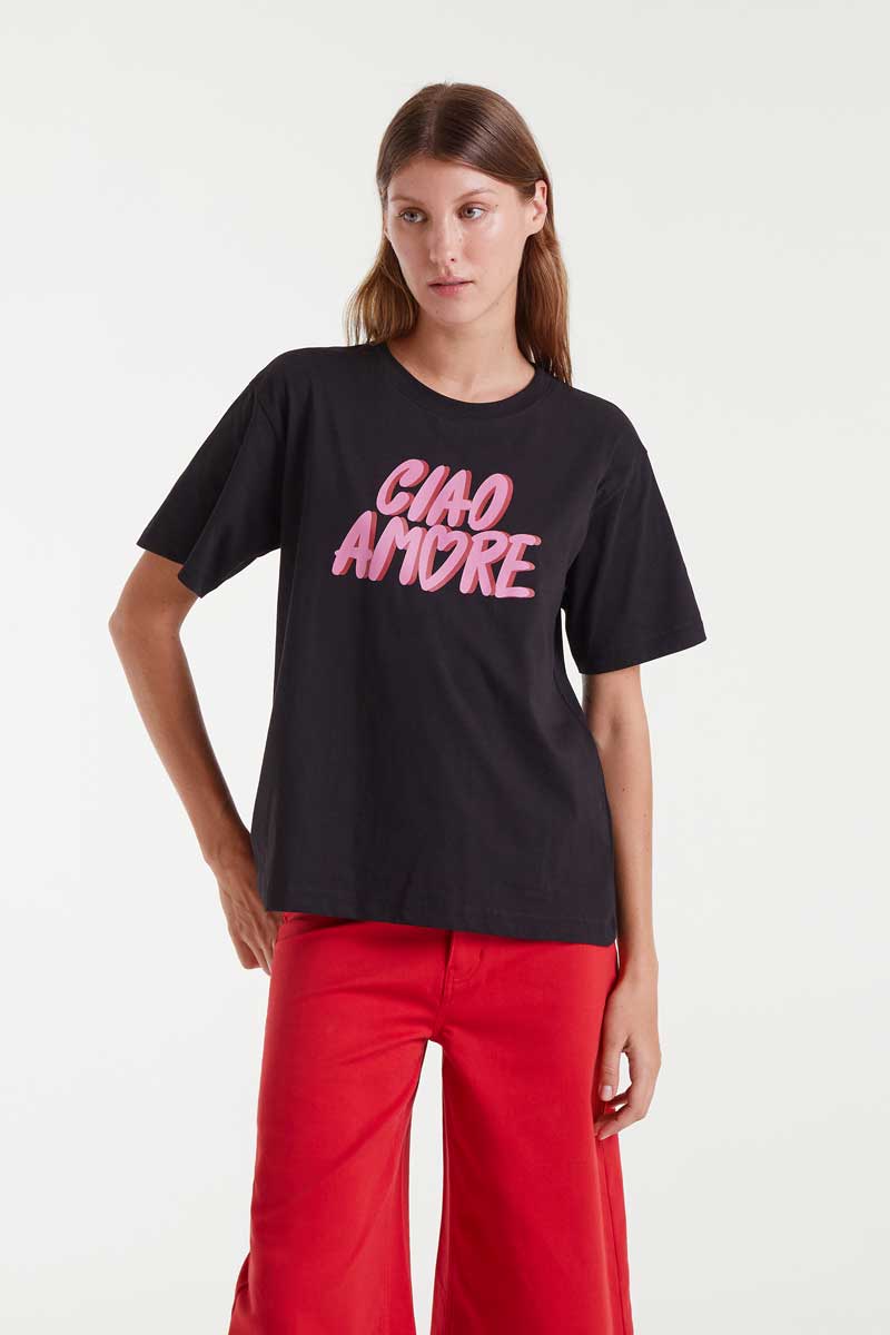 COMPANIA FANTASTICA cotton T-shirt with Ciao Amore print Μαύρο T-Shirt από 100% βαμβάκι με τύπωμα Ciao Amore. Στρογγυλή λαιμόκοψη και κοντά μανίκια. Το μοντέλο έχει ύψος 1.77 και φοράει μέγεθος S. 100% βαμβάκι Αποστολή σε όλη την Ελλάδα σε 1-3 ημέρες. Διαθέσιμο και στο φυσικό μας κατάστημα YELLOW BUTTON Χρεμωνίδου & Δαμάρεως 61 Παγκράτι.