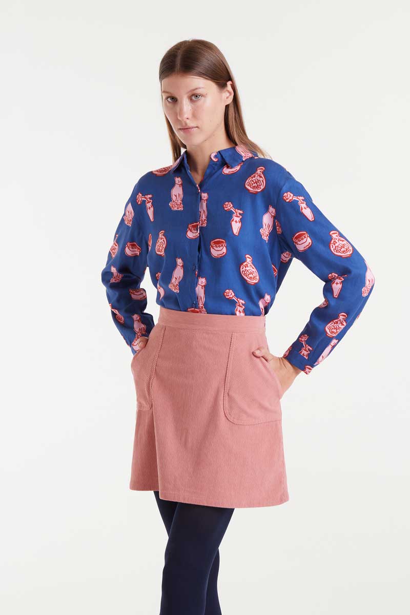 COMPANIA FANTASTICA Blue printed shirt Μπλέ πουκάμισο με τύπωμα γάτες, κανάτες και λουλούδια. Πέτο γιακά και κλείσιμο μπροστά με κουμπιά. Μακριά μανίκια με κουμπί. Το μοντέλο έχει ύψος 1.77 και φοράει μέγεθος S. 100% Βισκόζ Αποστολή σε όλη την Ελλάδα σε 1-3 ημέρες. Διαθέσιμο και στο φυσικό μας κατάστημα YELLOW BUTTON Χρεμωνίδου & Δαμάρεως 61 Παγκράτι.