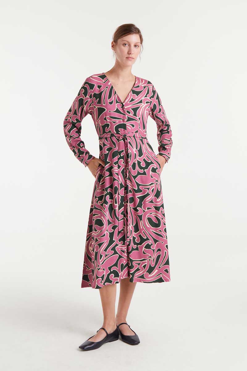 COMPANIA FANTASTICA Pastures print midi dress Φόρεμα μίντι με στάμπα Pastures. V ντεκολτέ και μακριά μανίκια με κουμπιά στις μανσέτες. Κλείσιμο με κουμπιά μπροστά και δέσιμο στη μέση. Το μοντέλο έχει ύψος 1.77 και φοράει μέγεθος S. 100% Βισκόζ Αποστολή σε όλη την Ελλάδα σε 1-3 ημέρες. Διαθέσιμο και στο φυσικό μας κατάστημα YELLOW BUTTON Χρεμωνίδου & Δαμάρεως 61 Παγκράτι.