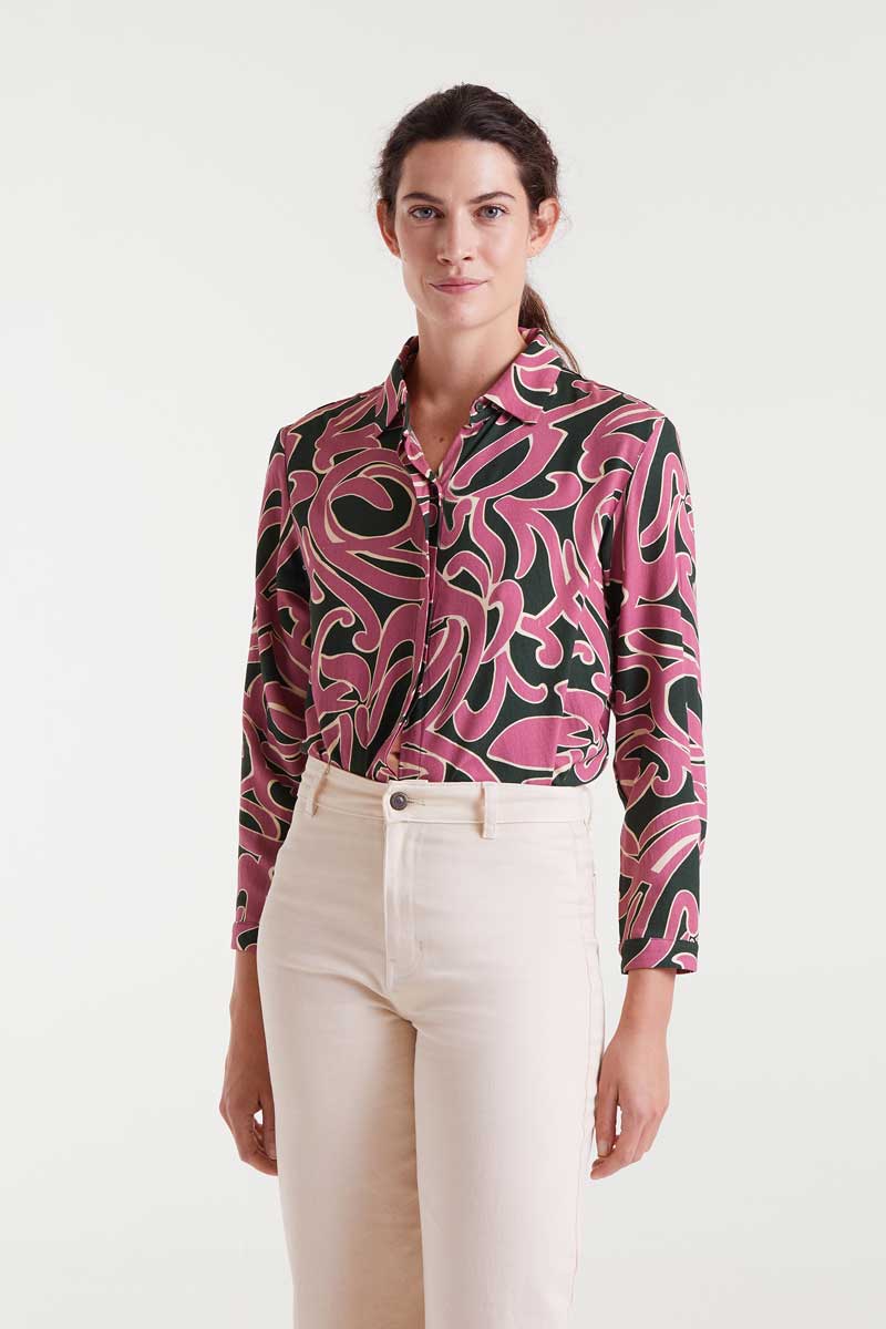 COMPANIA FANTASTICA Pastures print shirt Πουκάμισο με στάμπα Pastures. Γιακάς με πέτο και μακριά μανίκια με μανσέτες με κουμπιά. Κρυφό κλείσιμο με κουμπιά μπροστά. Το μοντέλο έχει ύψος 1.77 και φοράει μέγεθος S. 100% Βισκόζ Αποστολή σε όλη την Ελλάδα σε 1-3 ημέρες. Διαθέσιμο και στο φυσικό μας κατάστημα YELLOW BUTTON Χρεμωνίδου & Δαμάρεως 61 Παγκράτι.