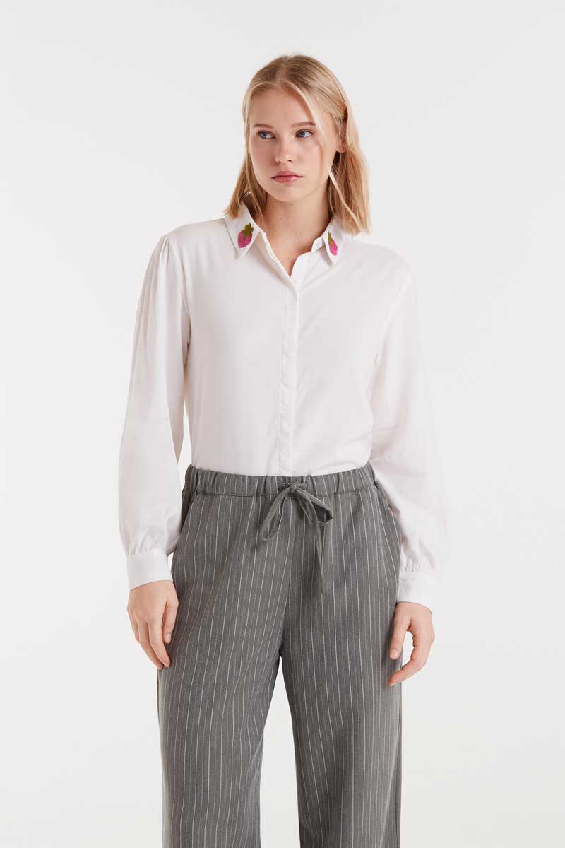COMPANIA FANTASTICA White shirt with strawberry embroidery Λευκό πουκάμισο με κέντημα φράουλας στο πέτο. Γιακάς με πέτο και μακριά μανίκια με μανσέτες με κουμπιά. Κρυφό κλείσιμο με κουμπιά μπροστά. Το μοντέλο έχει ύψος 1.74 και φοράει μέγεθος S. 100% Βισκόζ Αποστολή σε όλη την Ελλάδα σε 1-3 ημέρες. Διαθέσιμο και στο φυσικό μας κατάστημα YELLOW BUTTON Χρεμωνίδου & Δαμάρεως 61 Παγκράτι.