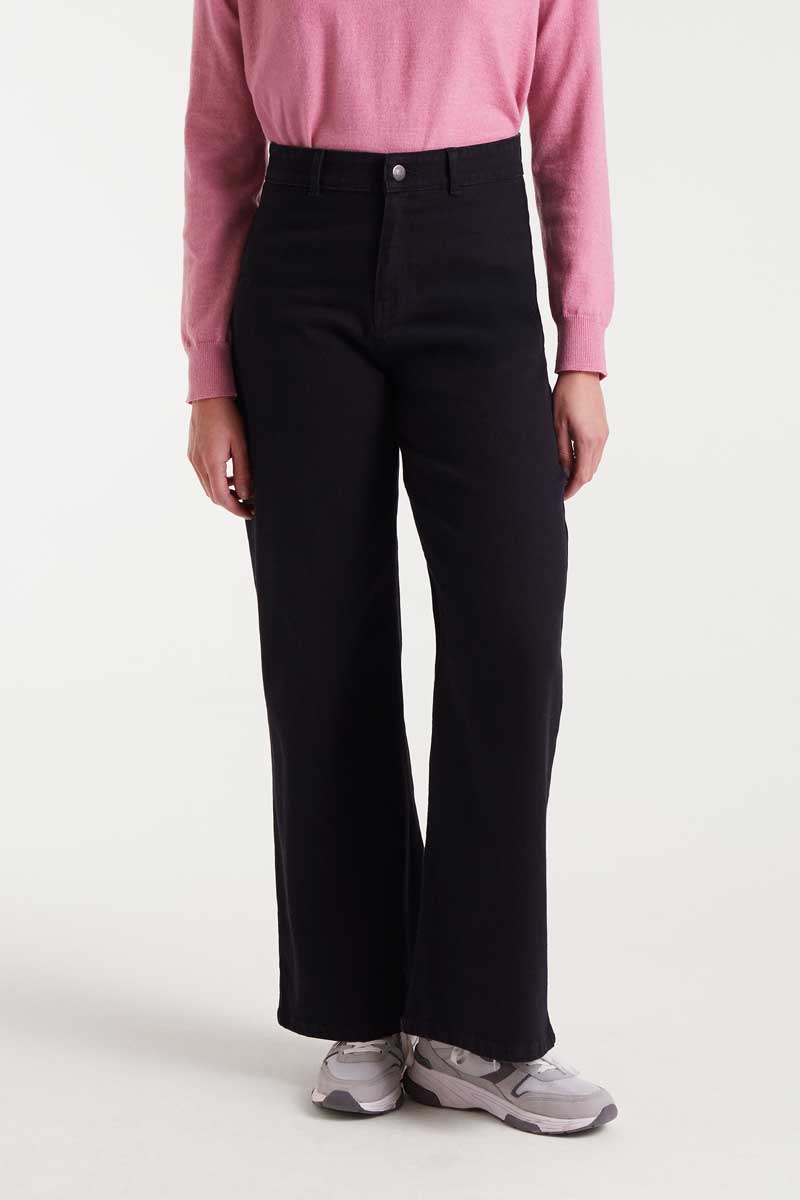 COMPANIA FANTASTICA Black jeans with strawberry embroidery Μαύρο ψηλόμεσο τζιν παντελόνι με ίσιο μπατζάκι. Κλείσιμο με φερμουάρ και κουμπί μπροστά. Πλαϊνές τσέπες. Κεντημένη λεπτομέρεια φράουλα στις πίσω τσέπες. Το μοντέλο έχει ύψος 177 εκ. και φοράει μέγεθος S. 98% Βαμβάκι 2% Ελαστάν Αποστολή σε όλη την Ελλάδα σε 1-3 ημέρες. Διαθέσιμο και στο φυσικό μας κατάστημα YELLOW BUTTON Χρεμωνίδου & Δαμάρεως 61 Παγκράτι.