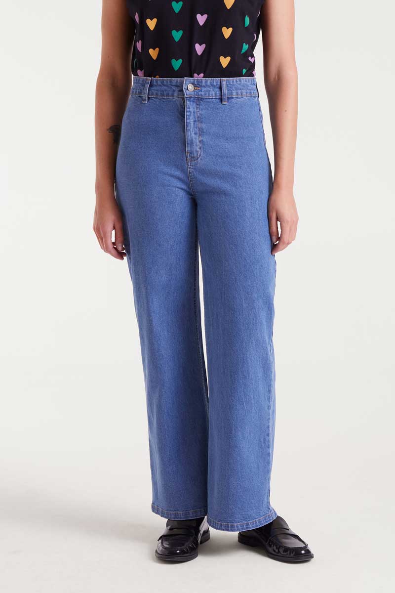COMPANIA FANTASTICA Blue jeans with heart embroidery Μπλε strech τζιν ψηλόμεσο και ίσια γραμμή. Κεντημένη λεπτομέρεια καρδιάς στις πίσω τσέπες. Κλείσιμο με φερμουάρ και κουμπί μπροστά. Πλαϊνές τσέπες. Το μοντέλο έχει ύψος 1.77 και φοράει μέγεθος S. 98% Βαμβάκι 2% Ελαστάν Αποστολή σε όλη την Ελλάδα σε 1-3 ημέρες. Διαθέσιμο και στο φυσικό μας κατάστημα YELLOW BUTTON Χρεμωνίδου & Δαμάρεως 61 Παγκράτι.