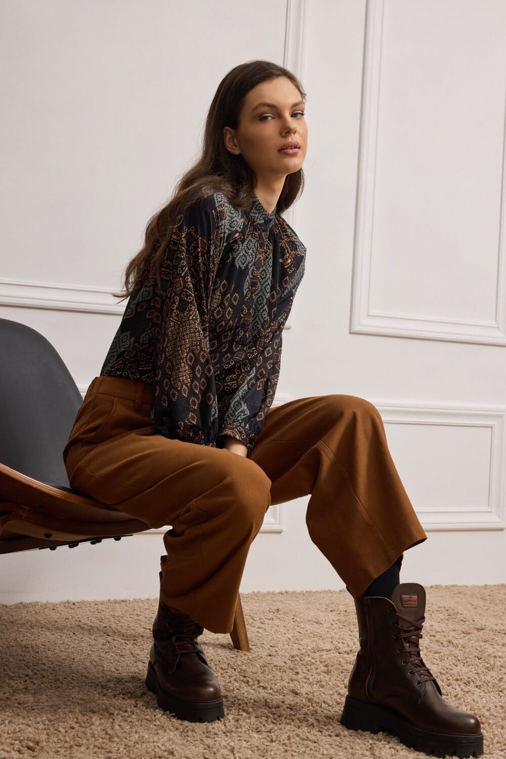 "ALFRED" Caramel Cropped παντελόνι Namaste Παντελόνι minimal αλλά με χαρακτήρα, έχει ίσια γραμμή που στενεύει διακριτικά στο τελείωμα και cropped μήκος που αναδεικνύει τον αστράγαλο. Διαθέτει θυλάκια για ζώνη μπροστά, ενώ το λάστιχο στο πίσω μέρος προσφέρει σταθερή και άνετη εφαρμογή. Κλείνει με φερμουάρ και κουμπί, με κοφτές τσέπες στο μπροστινό μέρος και τετράγωνες στο πίσω μια λεπτομέρεια που προσθέτει ισορροπία στη σιλουέτα. Το ύφασμα σε σύνθεση 46% cotton και 54% lyocell, προσφέρει απαλή υφή και φυσική άνεση. Ιδανικό για casual εμφανίσεις με σύγχρονο και πρακτικό χαρακτήρα. Σύνθεση : 46% Βαμβάκι- 54% Λυοσέλ Τα ρούχα Namaste σχεδιάζονται και ράβονται στην Ελλάδα. Δωρεάν αποστολή σε 1-3 μέρες σε όλη την Ελλάδα. Διαθέσιμο και στο φυσικό κατάστημα YELLOW BUTTON Χρεμωνίδου & Δαμάρεως 61 Παγκράτι