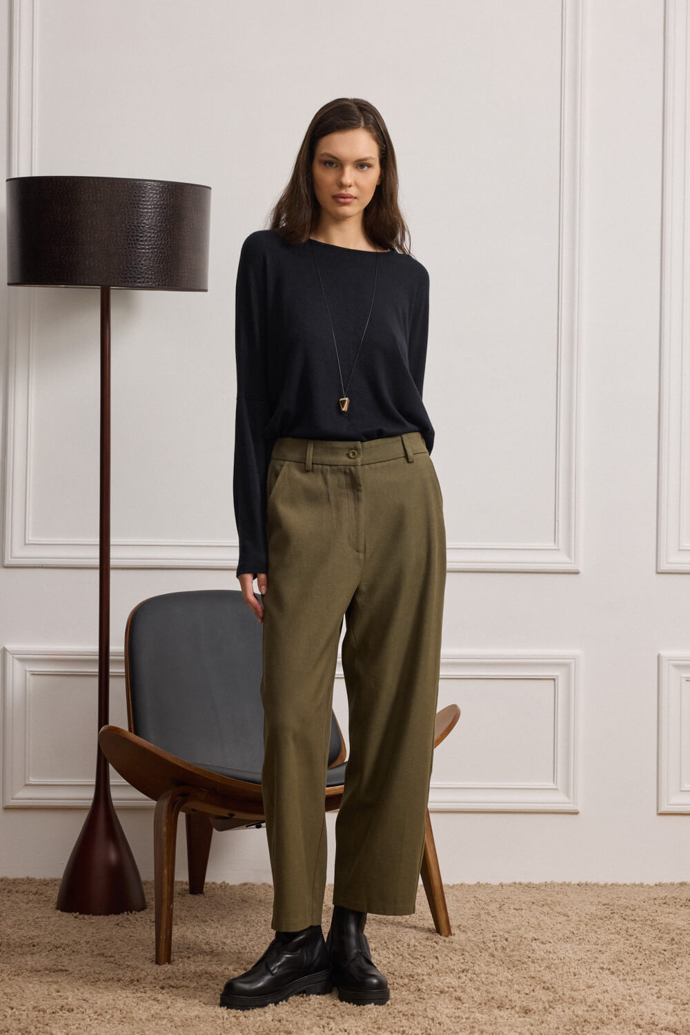 "ALFRED" Caramel Cropped παντελόνι Namaste Παντελόνι minimal αλλά με χαρακτήρα, έχει ίσια γραμμή που στενεύει διακριτικά στο τελείωμα και cropped μήκος που αναδεικνύει τον αστράγαλο. Διαθέτει θυλάκια για ζώνη μπροστά, ενώ το λάστιχο στο πίσω μέρος προσφέρει σταθερή και άνετη εφαρμογή. Κλείνει με φερμουάρ και κουμπί, με κοφτές τσέπες στο μπροστινό μέρος και τετράγωνες στο πίσω μια λεπτομέρεια που προσθέτει ισορροπία στη σιλουέτα. Το ύφασμα σε σύνθεση 46% cotton και 54% lyocell, προσφέρει απαλή υφή και φυσική άνεση. Ιδανικό για casual εμφανίσεις με σύγχρονο και πρακτικό χαρακτήρα. Σύνθεση : 46% Βαμβάκι- 54% Λυοσέλ Τα ρούχα Namaste σχεδιάζονται και ράβονται στην Ελλάδα. Δωρεάν αποστολή σε 1-3 μέρες σε όλη την Ελλάδα. Διαθέσιμο και στο φυσικό κατάστημα YELLOW BUTTON Χρεμωνίδου & Δαμάρεως 61 Παγκράτι