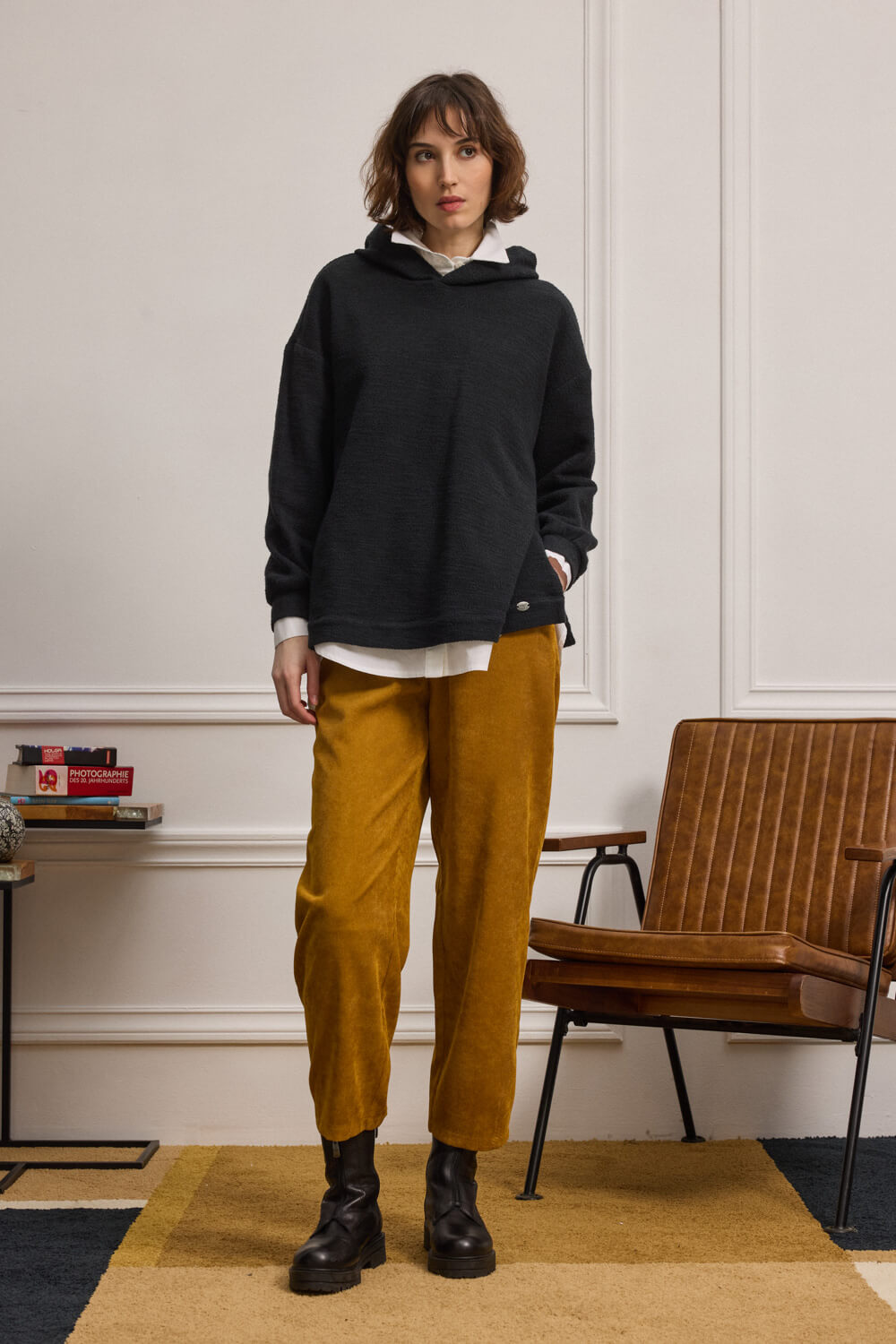 "DIONE" oily κοτλέ παντελόνι Namaste Παντελόνι κλασικό, διαχρονικό και ταυτόχρονα απόλυτα σύγχρονο. Είναι φτιαγμένο από απαλό κοτλέ ύφασμα που χαρίζει βάθος με διακριτική ελαστικότητα, προσφέροντας άνεση στην κίνηση. Διαθέτει ψηλόμεση γραμμή που αγκαλιάζει τη μέση, πιέτες μπροστά που χαρίζουν δομή, και λάστιχο στο πίσω μέρος για άψογη εφαρμογή. Το τελείωμα έχει πένσες που δημιουργεί ελαφρώς tapered γραμμή. Περιλαμβάνει πλαϊνές και πίσω τσέπες με διακριτικό φινίρισμα, και θυλάκια για ζώνη, ενώ το κλείσιμο μπροστά γίνεται με κουμπί και φερμουάρ. 98% Πολυέστερ 2% ΕΑ Τα ρούχα Namaste σχεδιάζονται και ράβονται στην Ελλάδα. Δωρεάν αποστολή σε 1-3 μέρες σε όλη την Ελλάδα. Διαθέσιμο και στο φυσικό κατάστημα YELLOW BUTTON Χρεμωνίδου & Δαμάρεως 61 Παγκράτι Γρ. Αυξεντίου 122 Άνω Ιλίσια