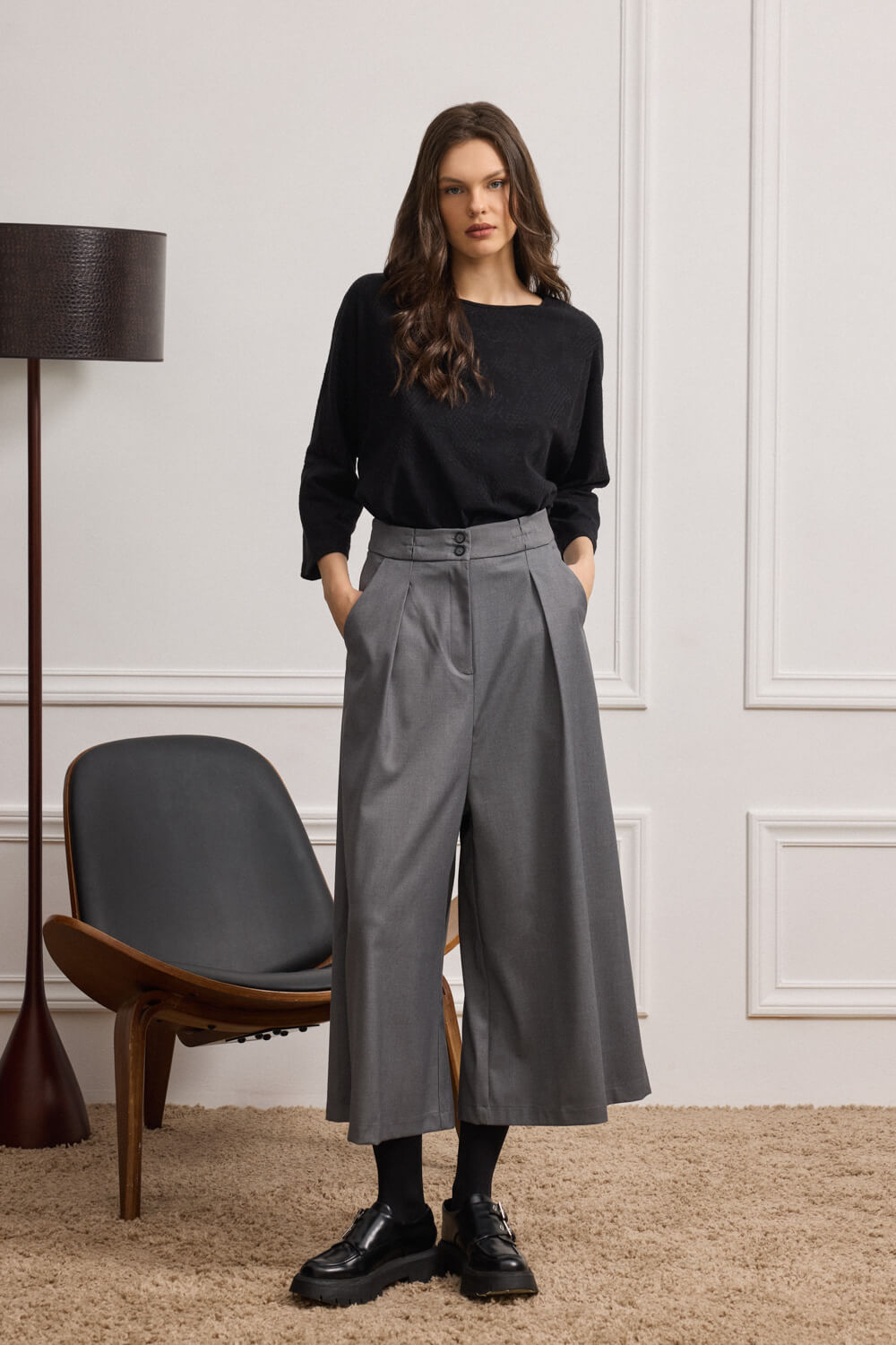 "CANTRELLE" ψηλομέσο jupe culotte παντελόνι Namaste Ψηλόμεσο παντελόνι jupe culotte, σε φαρδιά γραμμή, συνδυάζει την άνεση με τον εκλεπτυσμένο σχεδιασμό. Οι πιέτες μπροστά προσδίδουν μία κομψή αίσθηση δίνοντας κίνηση, ενώ οι κοφτές τσέπες μπροστά και το διακοσμητικό φιλέτο πίσω προσφέρουν ένα μοντέρνο και πρακτικό στοιχείο στο σχέδιο. Το παντελόνι κλείνει με κουμπί και φερμουάρ για τέλεια εφαρμογή, ενώ η πιέτα στο ζωνάκι ενισχύει τη γραμμή του. Σύνθεση : 35% Ρεγιόν 62% Πολυέστερ 3% Σπάντεξ Τα ρούχα Namaste σχεδιάζονται και ράβονται στην Ελλάδα. Δωρεάν αποστολή σε 1-3 μέρες σε όλη την Ελλάδα. Διαθέσιμο και στο φυσικό κατάστημα YELLOW BUTTON Χρεμωνίδου & Δαμάρεως 61 Παγκράτι
