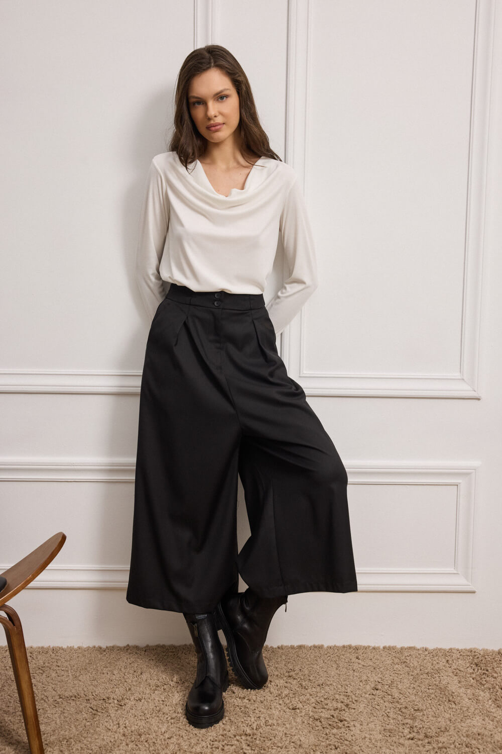 "CANTRELLE" ψηλομέσο jupe culotte παντελόνι Namaste Ψηλόμεσο παντελόνι jupe culotte, σε φαρδιά γραμμή, συνδυάζει την άνεση με τον εκλεπτυσμένο σχεδιασμό. Οι πιέτες μπροστά προσδίδουν μία κομψή αίσθηση δίνοντας κίνηση, ενώ οι κοφτές τσέπες μπροστά και το διακοσμητικό φιλέτο πίσω προσφέρουν ένα μοντέρνο και πρακτικό στοιχείο στο σχέδιο. Το παντελόνι κλείνει με κουμπί και φερμουάρ για τέλεια εφαρμογή, ενώ η πιέτα στο ζωνάκι ενισχύει τη γραμμή του. Σύνθεση : 35% Ρεγιόν 62% Πολυέστερ 3% Σπάντεξ Τα ρούχα Namaste σχεδιάζονται και ράβονται στην Ελλάδα. Δωρεάν αποστολή σε 1-3 μέρες σε όλη την Ελλάδα. Διαθέσιμο και στο φυσικό κατάστημα YELLOW BUTTON Χρεμωνίδου & Δαμάρεως 61 Παγκράτι