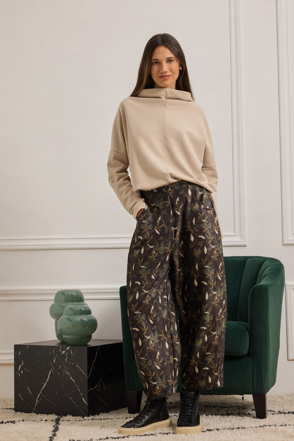 "KAORI" cropped παντελόνι Namaste Cropped παντελόνι σε άνετη γραμμή, σε μαλακό βελουτέ ύφασμα, με εντυπωσιακό botanical print. Το μπροστινό κλείσιμο με φερμουάρ και κουμπί ολοκληρώνει το κομψό και πρακτικό design, οι μπροστινές τσέπες προσθέτουν λειτουργικότητα, ενώ το λάστιχο στο πίσω μέρος της μέσης προσφέρει ευκολία και τέλεια εφαρμογή. 98% Πολυέστερ 2% Ελαστάν Τα ρούχα Namaste σχεδιάζονται και ράβονται στην Ελλάδα. Δωρεάν αποστολή σε 1-3 μέρες σε όλη την Ελλάδα. Διαθέσιμο και στα φυσικά κατάστηματα YELLOW BUTTON Χρεμωνίδου & Δαμάρεως 61 Παγκράτι