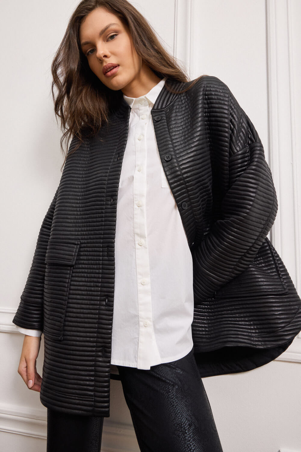 "SID" καπιτονέ ζακέτα Namaste Overshirt-ζακέτα με μακρύ μανίκι και statement σχεδιασμό. Ένα κομμάτι που συνδυάζει άνεση και στυλ, ιδανικό για layering. Ο όρθιος γιακάς αγκαλιάζει διακριτικά τον λαιμό, προσθέτοντας μοντέρνα δομή στο σύνολο. Κλείνει με πατιλέτα και κουμπιά, για καθαρές γραμμές και κομψό φινίρισμα. Οι εξωτερικές τσέπες με καπάκι στο μπροστινό μέρος δίνουν πρακτικότητα και urban χαρακτήρα. Το ελαφρώς γυαλιστερό καπιτονέ ύφασμα προσδίδει διακριτική λάμψη, ενώ η oversized εφαρμογή απογειώνει το casual cool look. Σύνθεση : 98% Πολυέστερ 2% Ελαστάν Τα ρούχα Namaste σχεδιάζονται και ράβονται στην Ελλάδα. Δωρεάν αποστολή σε 1-3 μέρες σε όλη την Ελλάδα. Διαθέσιμο και στα φυσικά κατάστηματα YELLOW BUTTON Χρεμωνίδου & Δαμάρεως 61 Παγκράτι