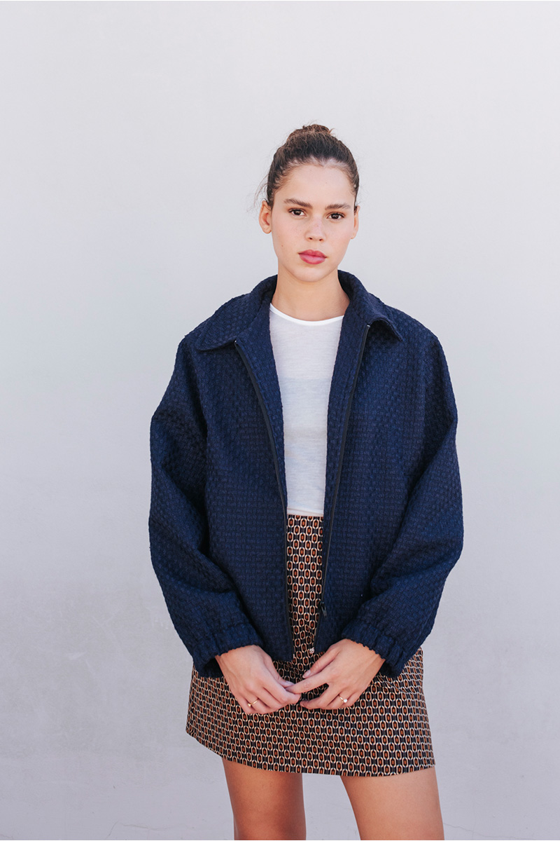 Bomber jacket BADILA Bomber τζάκετ με γιακά, λάστιχο στο τελείωμα και στα μανίκια, κλείσιμο μπροστά με φερμουάρ και τσέπες στο πλάι. Σύνθεση : Πολυέστερ 70% Μαλλί 10% Βισκόζ 20% Οδηγίες Πλυσίματος :Μόνο στεγνό καθάρισμα. Μέγεθος Μοντέλου : ΟS Τα ρούχα BADILA σχεδιάζονται και ράβονται στην Ελλάδα από το 1989. Αποστολή σε όλη την Ελλάδα σε 1-3 ημέρες. Διαθέσιμο και στο φυσικό κατάστημα YELLOW BUTTON Χρεμωνίδου & Δαμάρεως 61 Παγκράτι Γρ. Αυξεντίου 122 Άνω Ιλίσια
