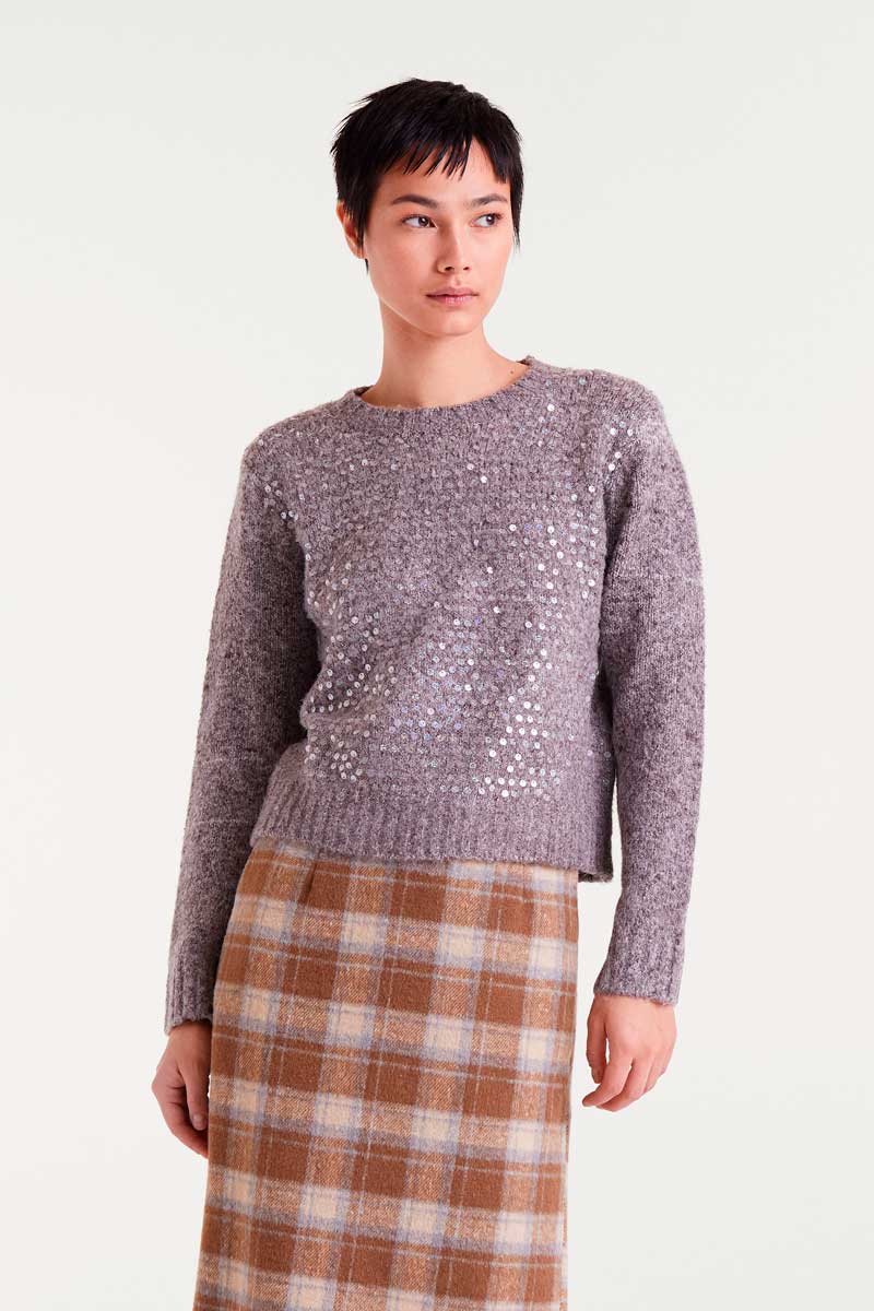 COMPANIA FANTASTICA Brown knitted sweater with sequin details Καφέ πλεκτό πουλόβερ με λεπτομέρειες από minimal παγιέτες. Στρογγυλή λαιμόκοψη και μακριά μανίκια. Ριμπ λεπτομέρειες. Το μοντέλο έχει ύψος 177 εκ. και φοράει μέγεθος S. 10% Μαλλί 87% Ανακυκλωμένο Ακρυλικό 3% Ελαστάν Αποστολή σε όλη την Ελλάδα σε 1-3 ημέρες. Διαθέσιμο και στο φυσικό μας κατάστημα YELLOW BUTTON Χρεμωνίδου & Δαμάρεως 61 Παγκράτι.