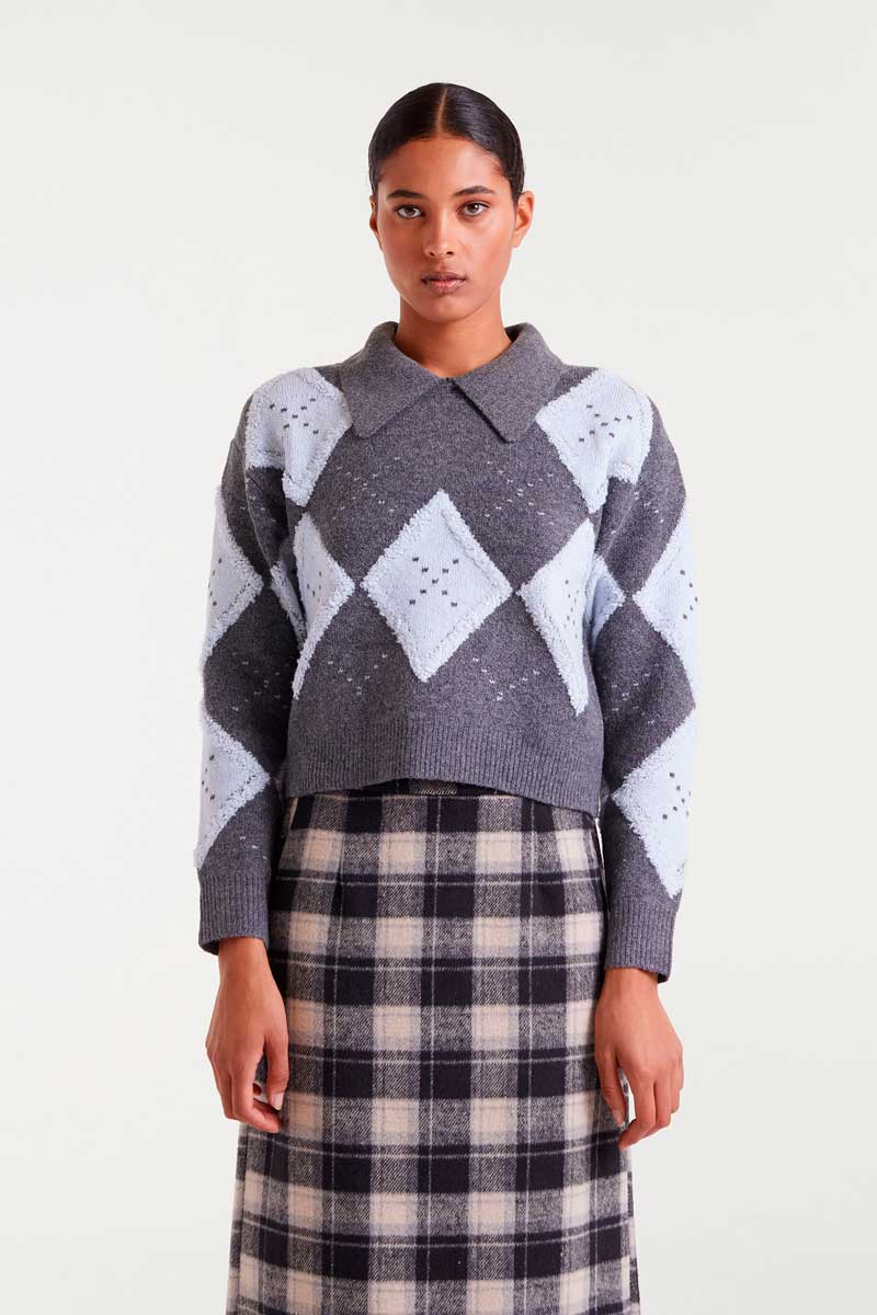 COMPANIA FANTASTICA Grey and blue diamond-stitch jacquard sweater Γκρι και μπλε ζακάρ πουλόβερ με γιακά με πέτο και μακριά μανίκια. Ελαφρώς χαμηλωμένοι ώμοι. Λεπτομέρειες με κέντημα διαμαντιών και ριμπ τελείωμα. Το μοντέλο έχει ύψος 175 εκ. και φοράει μέγεθος S. 10% Μαλλί 87% Ανακυκλωμένο Ακρυλικό 3% Ελαστάν Αποστολή σε όλη την Ελλάδα σε 1-3 ημέρες. Διαθέσιμο και στο φυσικό μας κατάστημα YELLOW BUTTON Χρεμωνίδου & Δαμάρεως 61 Παγκράτι.