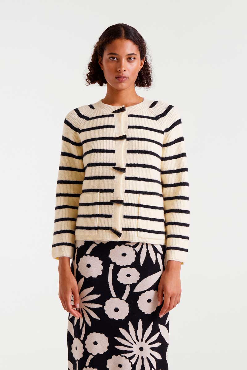 COMPANIA FANTASTICA Black and white striped knit cardigan Πλεκτή ζακέτα με ασπρόμαυρη ριγέ τύπωμα. Στρογγυλή λαιμόκοψη και μακριά μανίκια. Κλείσιμο με κουμπιά σε στυλ καπαρντίνα. Μπροστινές τσέπες. Το μοντέλο έχει ύψος 175 εκ. και φοράει μέγεθος S. 50% Πολυέστερ 50% Ακρυλικό Αποστολή σε όλη την Ελλάδα σε 1-3 ημέρες. Διαθέσιμο και στο φυσικό μας κατάστημα YELLOW BUTTON Χρεμωνίδου & Δαμάρεως 61 Παγκράτι.