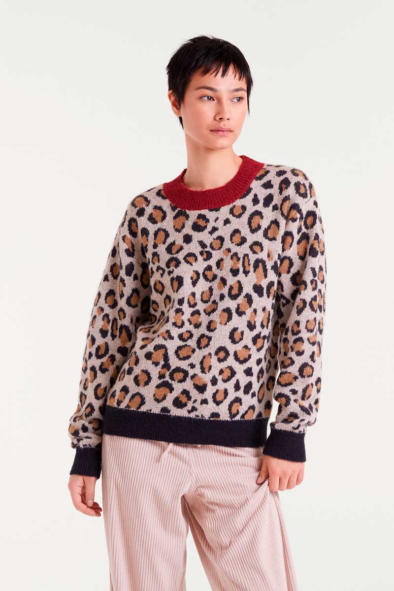 COMPANIA FANTASTICA Mini Leopard Print Jacquard Sweater Μίνι ζακάρ πουλόβερ με λεοπάρ print. Με κόκκινη στρογγυλή λαιμόκοψη και μακριά μανίκια. Ριπ λεπτομέρειες. 100% Ακρυλικό. Το μοντέλο έχει ύψος 178 εκ. και φοράει μέγεθος S. Αποστολή σε όλη την Ελλάδα σε 1-3 ημέρες. Διαθέσιμο και στο φυσικό μας κατάστημα YELLOW BUTTON Χρεμωνίδου & Δαμάρεως 61 Παγκράτι.