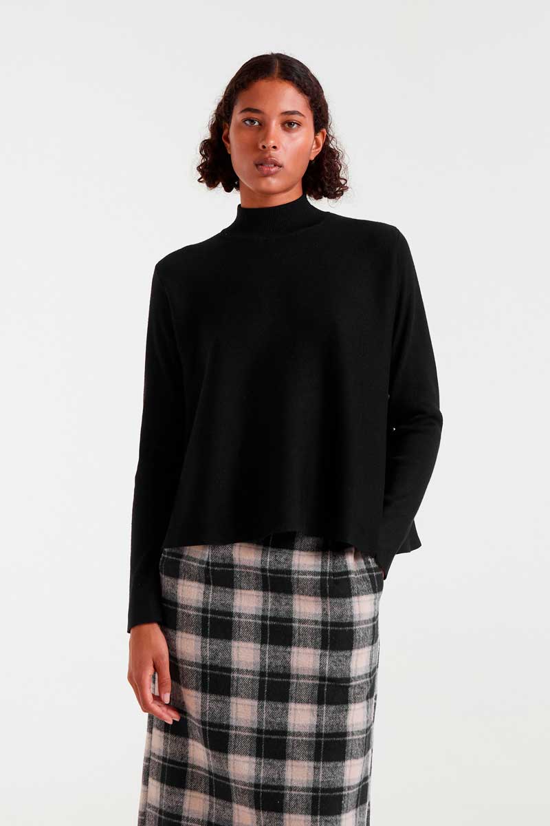 COMPANIA FANTASTICA Black flared turtleneck sweater Μαύρο πλεκτό πουλόβερ με στρογγυλή λαιμόκοψη και μακριά μανίκια. Σιλουέτα σε γραμμή Α. Ριπ λεπτομέρειες. 70% Βισκόζ 30% Βαμβάκι. Το μοντέλο έχει ύψος 175 εκ. και φοράει μέγεθος S. Αποστολή σε όλη την Ελλάδα σε 1-3 ημέρες. Διαθέσιμο και στο φυσικό μας κατάστημα YELLOW BUTTON Χρεμωνίδου & Δαμάρεως 61 Παγκράτι.