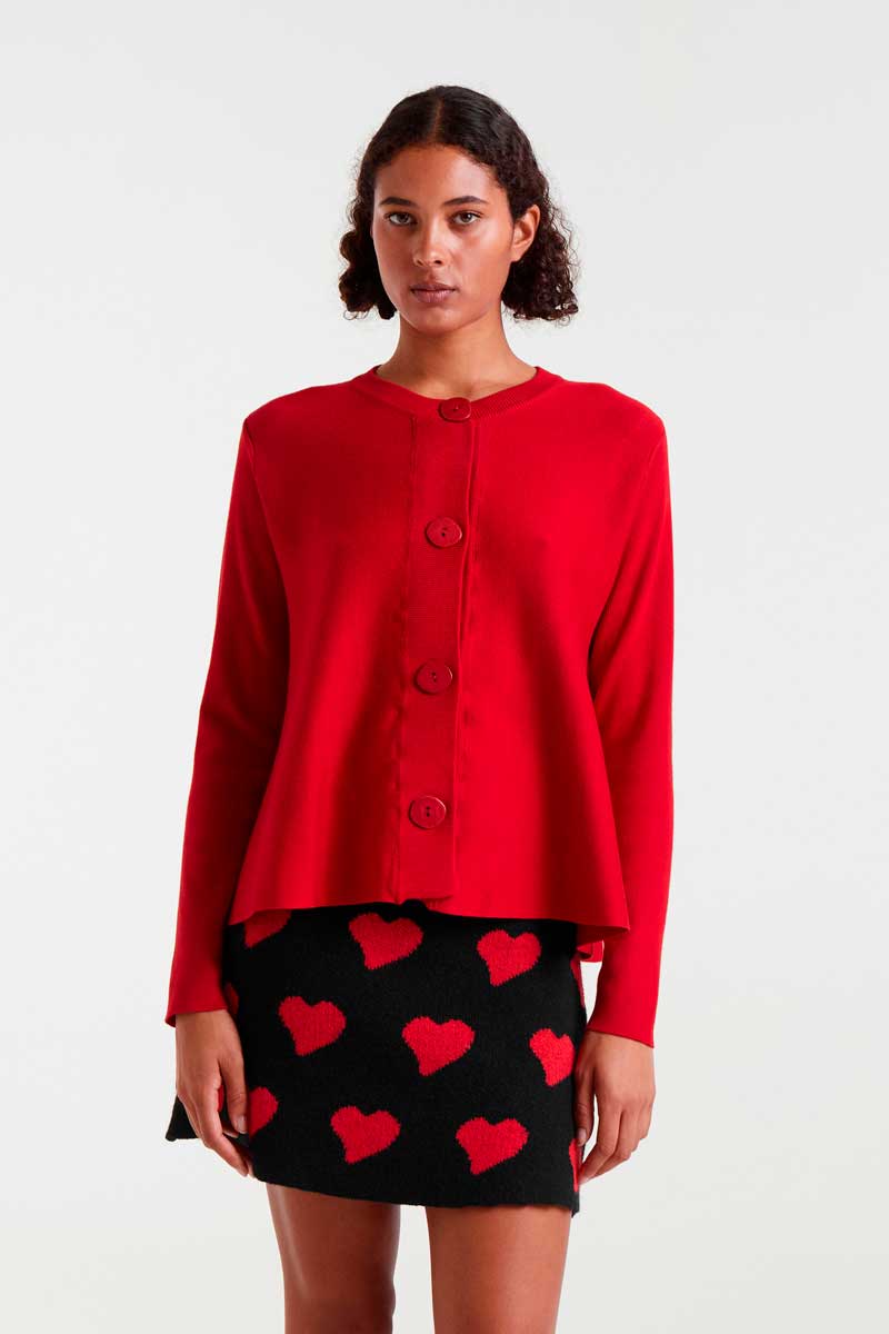 COMPANIA FANTASTICA Red flared knit cardigan Κόκκινη πλεκτή ζακέτα με φαρδιά λαιμόκοψη και μακριά μανίκια. Κλείσιμο με κουμπιά μπροστά. Ριμπ λεπτομέρειες. 70% Βισκόζ 30% Βαμβάκι Το μοντέλο έχει ύψος 177 εκ. και φοράει μέγεθος S. Αποστολή σε όλη την Ελλάδα σε 1-3 ημέρες. Διαθέσιμο και στο φυσικό μας κατάστημα YELLOW BUTTON Χρεμωνίδου & Δαμάρεως 61 Παγκράτι.