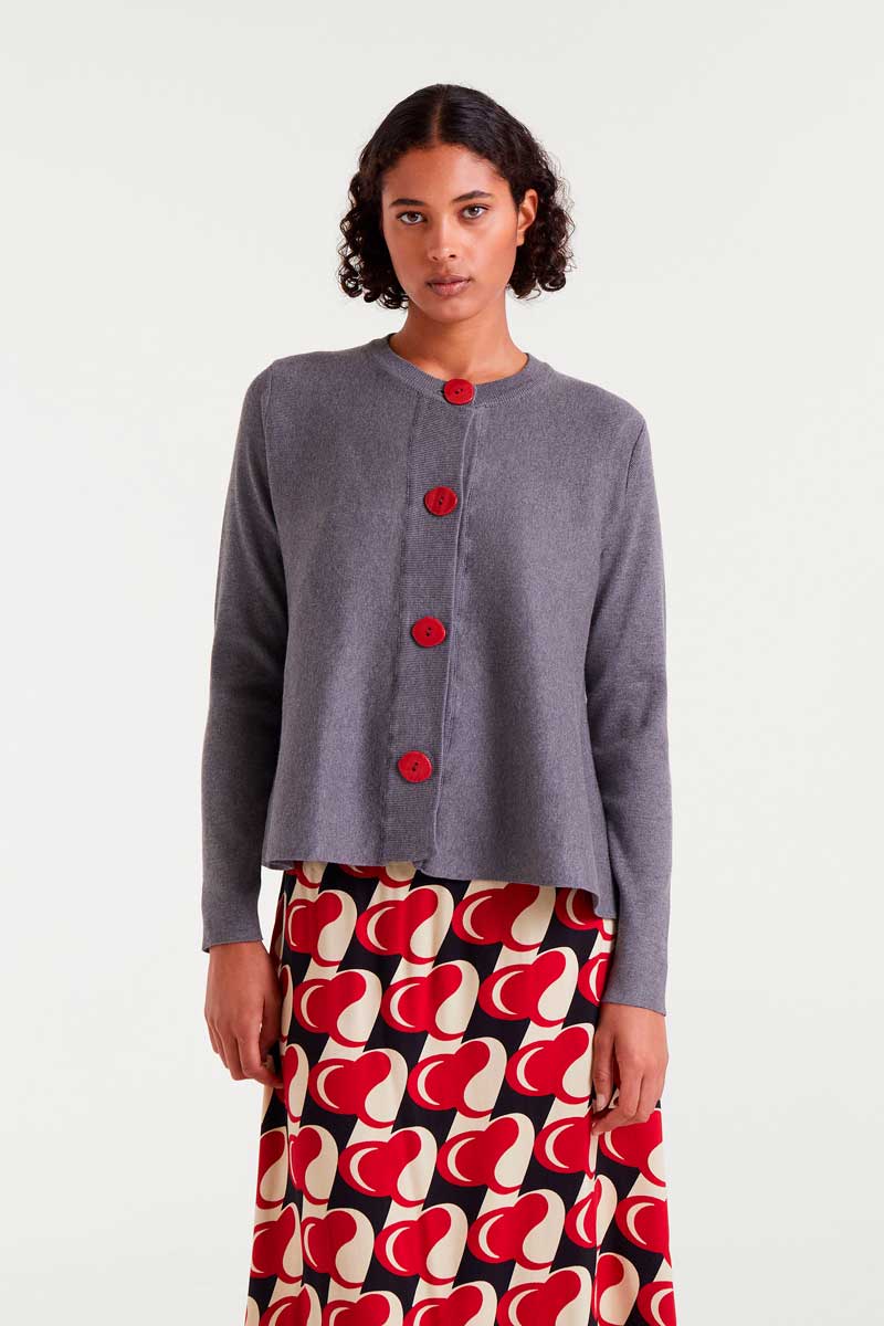 COMPANIA FANTASTICA Gray flared knit cardigan Γκρι πλεκτή ζακέτα με φαρδιά λαιμόκοψη και μακριά μανίκια. Κλείσιμο με κουμπιά μπροστά. Ριμπ λεπτομέρειες. 70% Βισκόζ 30% Βαμβάκι Το μοντέλο έχει ύψος 177 εκ. και φοράει μέγεθος S. Αποστολή σε όλη την Ελλάδα σε 1-3 ημέρες. Διαθέσιμο και στο φυσικό μας κατάστημα YELLOW BUTTON Χρεμωνίδου & Δαμάρεως 61 Παγκράτι.