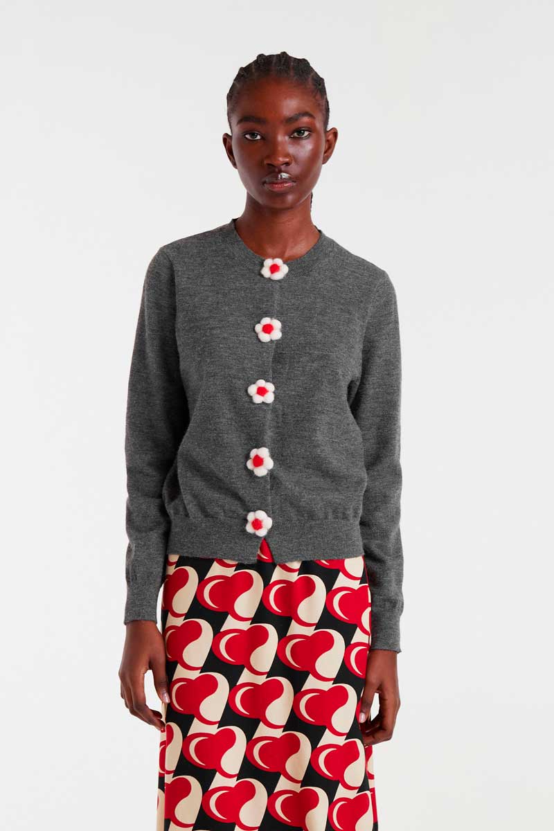 COMPANIA FANTASTICA Fine knit cardigan with grey floral detail Ζακέτα λεπτής πλέξης με απαλή υφή σε γκρι χρώμα. Στρογγυλή λαιμόκοψη και μακριά μανίκια. Κλείσιμο μπροστά με κρυφά κουμπιά και φλοράλ απλικέ. Ριμπ λεπτομέρειες. 50% Πολυέστερ 50% Ακρυλικό Το μοντέλο έχει ύψος 177 εκ. και φοράει μέγεθος S. Αποστολή σε όλη την Ελλάδα σε 1-3 ημέρες. Διαθέσιμο και στο φυσικό μας κατάστημα YELLOW BUTTON Χρεμωνίδου & Δαμάρεως 61 Παγκράτι.