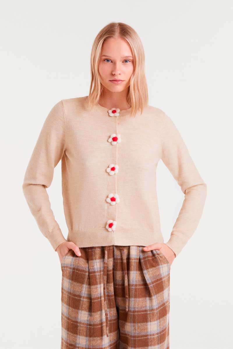 COMPANIA FANTASTICA FFine knit cardigan with beige floral detail Ζακέτα λεπτής πλέξης με απαλή υφή σε μπεζ χρώμα. Στρογγυλή λαιμόκοψη και μακριά μανίκια. Κλείσιμο μπροστά με κρυφά κουμπιά και φλοράλ απλικέ. Ριμπ λεπτομέρειες. 50% Πολυέστερ 50% Ακρυλικό Το μοντέλο έχει ύψος 177 εκ. και φοράει μέγεθος S. Αποστολή σε όλη την Ελλάδα σε 1-3 ημέρες. Διαθέσιμο και στο φυσικό μας κατάστημα YELLOW BUTTON Χρεμωνίδου & Δαμάρεως 61 Παγκράτι.