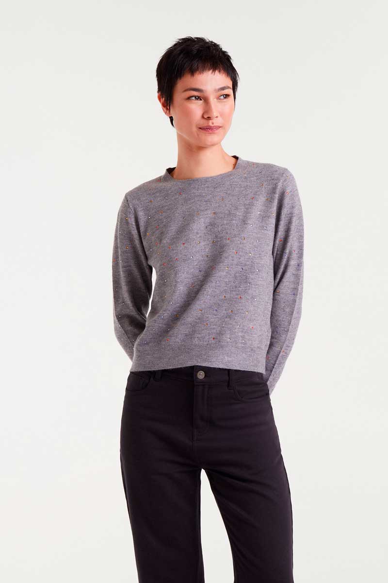 COMPANIA FANTASTICA Fine knit grey sweater with multicoloured details Πουλόβερ γκρι με λεπτή πλέξη και απαλή υφή. Με στρογγυλή λαιμόκοψη και μακριά μανίκια. Μίνιμαλ πολύχρωμες απλικέ με γκλίτερ. Ριμπ τελείωμα. 50% Πολυέστερ 50% Ακρυλικό Το μοντέλο έχει ύψος 177 εκ. και φοράει μέγεθος S. Αποστολή σε όλη την Ελλάδα σε 1-3 ημέρες. Διαθέσιμο και στο φυσικό μας κατάστημα YELLOW BUTTON Χρεμωνίδου & Δαμάρεως 61 Παγκράτι.