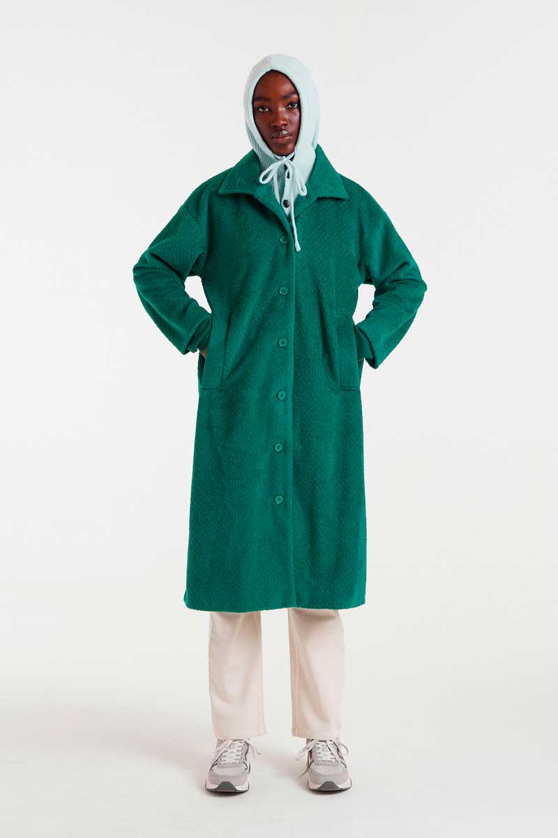 COMPANIA FANTASTICA Long green coat Μακρύ παλτό με κοντό πέλος σε πράσινο ύφασμα. Γιακάς με πέτο και μακριά μανίκια. Κλείσιμο με κουμπιά μπροστά. Μπροστινές τσέπες. Ελαφρώς χαμηλωμένοι ώμοι. Φόδρα 100% Πολυέστερ. 100% Πολυέστερ. Το μοντέλο έχει ύψος 175 εκ. και φοράει μέγεθος S. Αποστολή σε όλη την Ελλάδα σε 1-3 ημέρες. Διαθέσιμο και στο φυσικό μας κατάστημα YELLOW BUTTON Χρεμωνίδου & Δαμάρεως 61 Παγκράτι.