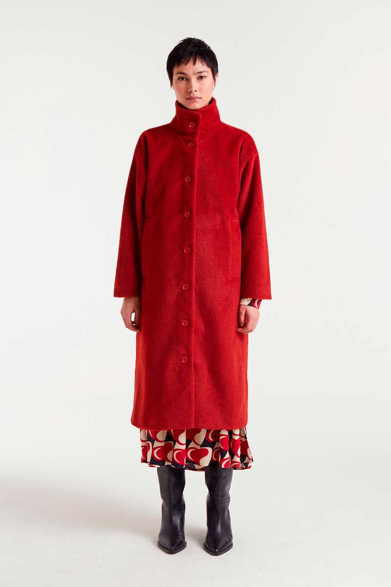 COMPANIA FANTASTICA Long red coat Μακρύ παλτό με κοντό πέλος σε κόκκινο ύφασμα. Γιακάς με πέτο και μακριά μανίκια. Κλείσιμο με κουμπιά μπροστά. Μπροστινές τσέπες. Ελαφρώς χαμηλωμένοι ώμοι. Φόδρα 100% Πολυέστερ. 100% Πολυέστερ. Το μοντέλο έχει ύψος 175 εκ. και φοράει μέγεθος S. Αποστολή σε όλη την Ελλάδα σε 1-3 ημέρες. Διαθέσιμο και στο φυσικό μας κατάστημα YELLOW BUTTON Χρεμωνίδου & Δαμάρεως 61 Παγκράτι.