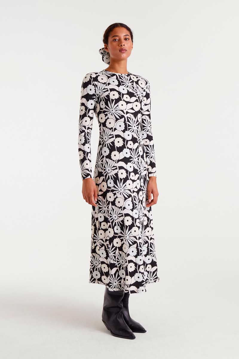 COMPANIA FANTASTICA Long dress with tofu print Μακρύ πλεκτό φόρεμα με τύπωμα τόφου. Με ανοιχτή λαιμόκοψη και μακριά μανίκια. Το μοντέλο έχει ύψος 175 εκ. και φοράει μέγεθος S. 95% Πολυέστερ 5% Ελαστάν Αποστολή σε όλη την Ελλάδα σε 1-3 ημέρες. Διαθέσιμο και στο φυσικό μας κατάστημα YELLOW BUTTON Χρεμωνίδου & Δαμάρεως 61 Παγκράτι.