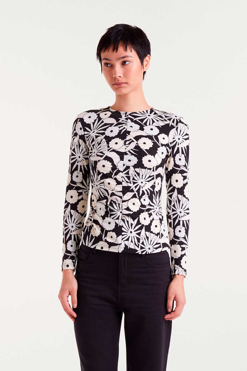 COMPANIA FANTASTICA Long-sleeved T-shirt with Tofu print Πλεκτό μπλουζάκι με μακριά μανίκια και τύπωμα τόφου. Με στρογγυλή λαιμόκοψη και μακριά μανίκια. 95% Βισκόζ 5% Ελαστάν Εσωτερική φόδρα 100% Πολυέστερ Το μοντέλο έχει ύψος 177 εκ. και φοράει μέγεθος S. Αποστολή σε όλη την Ελλάδα σε 1-3 ημέρες. Διαθέσιμο και στο φυσικό μας κατάστημα YELLOW BUTTON Χρεμωνίδου & Δαμάρεως 61 Παγκράτι.