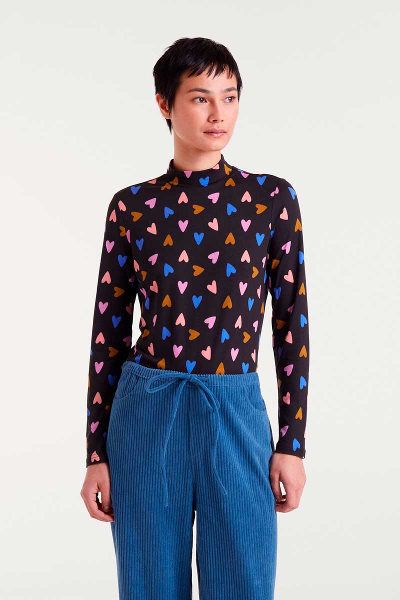 COMPANIA FANTASTICA Long-sleeved T-shirt with Potpourri print Μπλούζα από ύφασμα με τύπωμα ποτ πουρί. Mock λαιμόκοψη και μακριά μανίκια. Ελαφρώς χαμηλωμένοι ώμοι. 95% Πολυέστερ 5% Ελαστάν Το μοντέλο έχει ύψος 177 εκ. και φοράει μέγεθος S. Αποστολή σε όλη την Ελλάδα σε 1-3 ημέρες. Διαθέσιμο και στο φυσικό μας κατάστημα YELLOW BUTTON Χρεμωνίδου & Δαμάρεως 61 Παγκράτι.