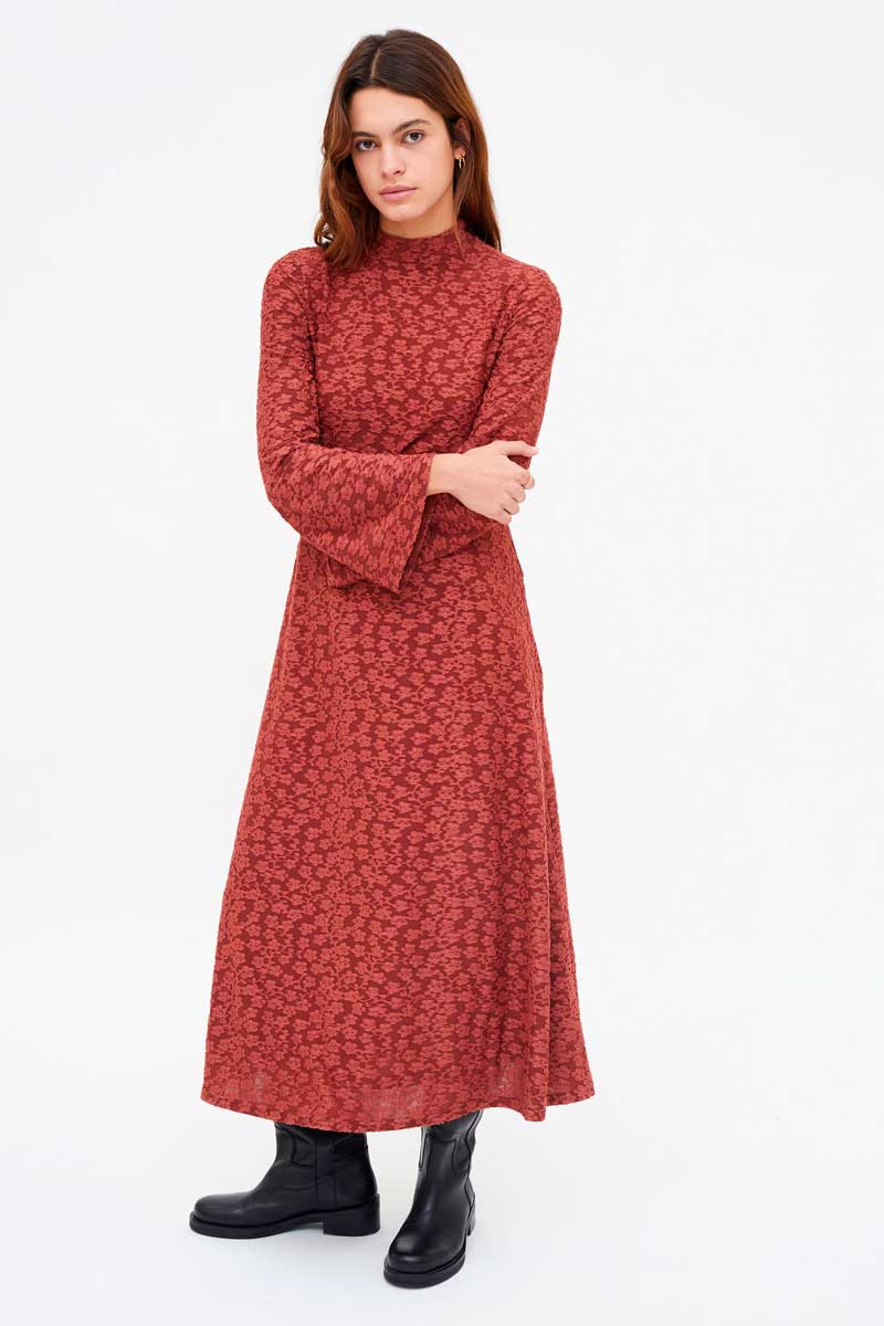 COMPANIA FANTASTICA Long dress with brown floral lace Μακρύ φόρεμα με καφέ πλεκτό και δαντέλα. Mock λαιμόκοψη και μακριά μανίκια. Φόδρα 100% pol 95% Πολυέστερ 5% Ελαστάν Το μοντέλο έχει ύψος 177 εκ. και φοράει μέγεθος S. Αποστολή σε όλη την Ελλάδα σε 1-3 ημέρες. Διαθέσιμο και στο φυσικό μας κατάστημα YELLOW BUTTON Χρεμωνίδου & Δαμάρεως 61 Παγκράτι.