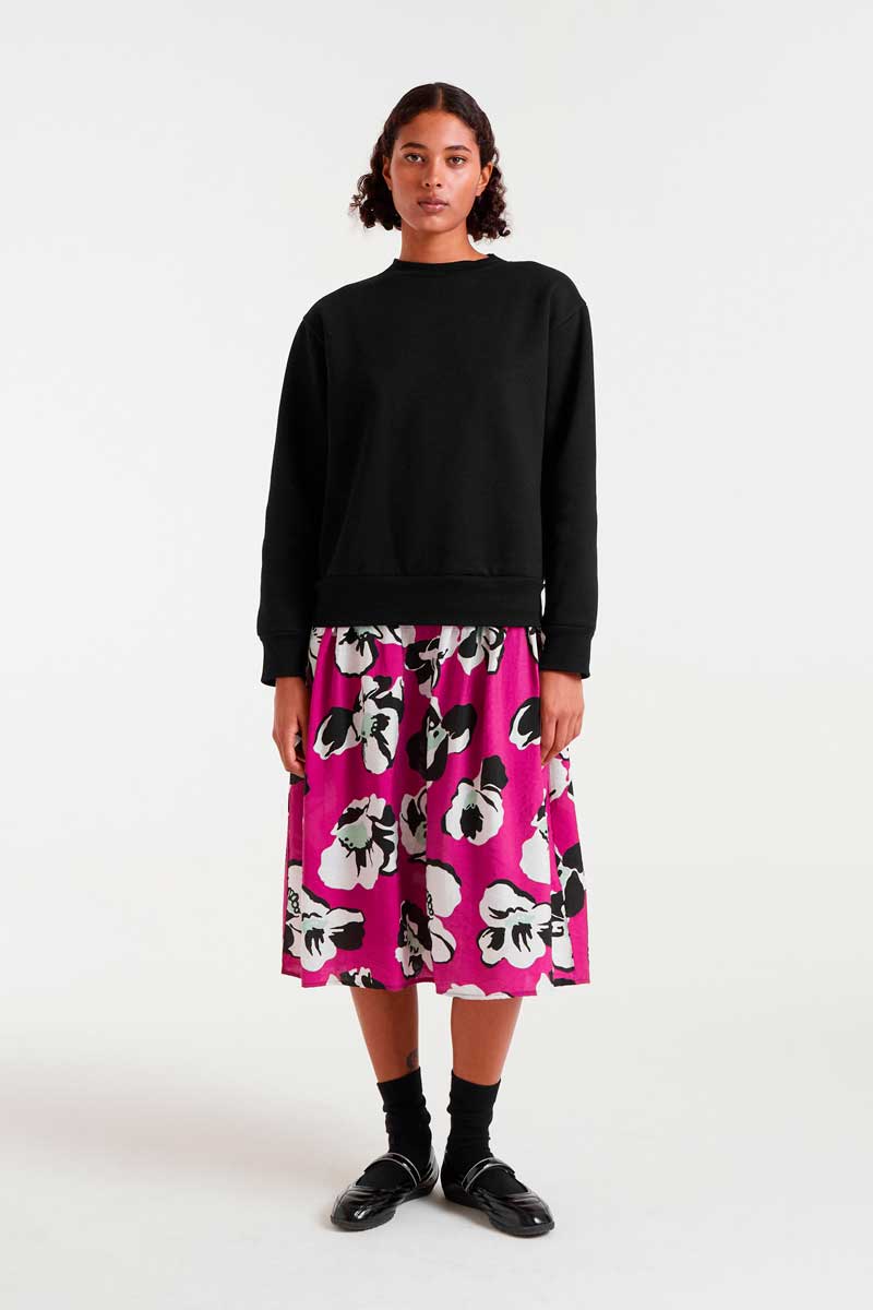 COMPANIA FANTASTICA Vivid Viola print midi dress Φόρεμα μίντι με ζωηρό print βιόλα. Συνδυασμός φλις φούτερ υφάσματος στο πάνω μέρος και κρεπ υφάσματος στη φούστα. Στρογγυλή λαιμόκοψη και μακριά μανίκια. Ελαφρώς χαμηλωμένοι ώμοι. 80% Πολυέστερ 20% Βαμβάκι Το μοντέλο έχει ύψος 175 εκ. και φοράει μέγεθος S. Αποστολή σε όλη την Ελλάδα σε 1-3 ημέρες. Διαθέσιμο και στο φυσικό μας κατάστημα YELLOW BUTTON Χρεμωνίδου & Δαμάρεως 61 Παγκράτι.