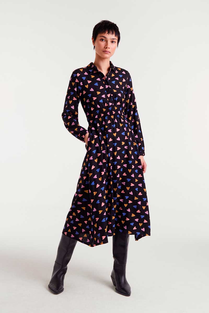 COMPANIA FANTASTICA Long dress with Potpourri print Μακρύ φόρεμα από ελαφρύ ύφασμα βισκόζης με τύπωμα ποτ πουρί. Πέτο γιακά και μακριά μανίκια. Κλείσιμο μπροστά με κουμπιά. 100% Βισκόζ Το μοντέλο έχει ύψος 178 εκ. και φοράει μέγεθος S. Αποστολή σε όλη την Ελλάδα σε 1-3 ημέρες. Διαθέσιμο και στο φυσικό μας κατάστημα YELLOW BUTTON Χρεμωνίδου & Δαμάρεως 61 Παγκράτι.