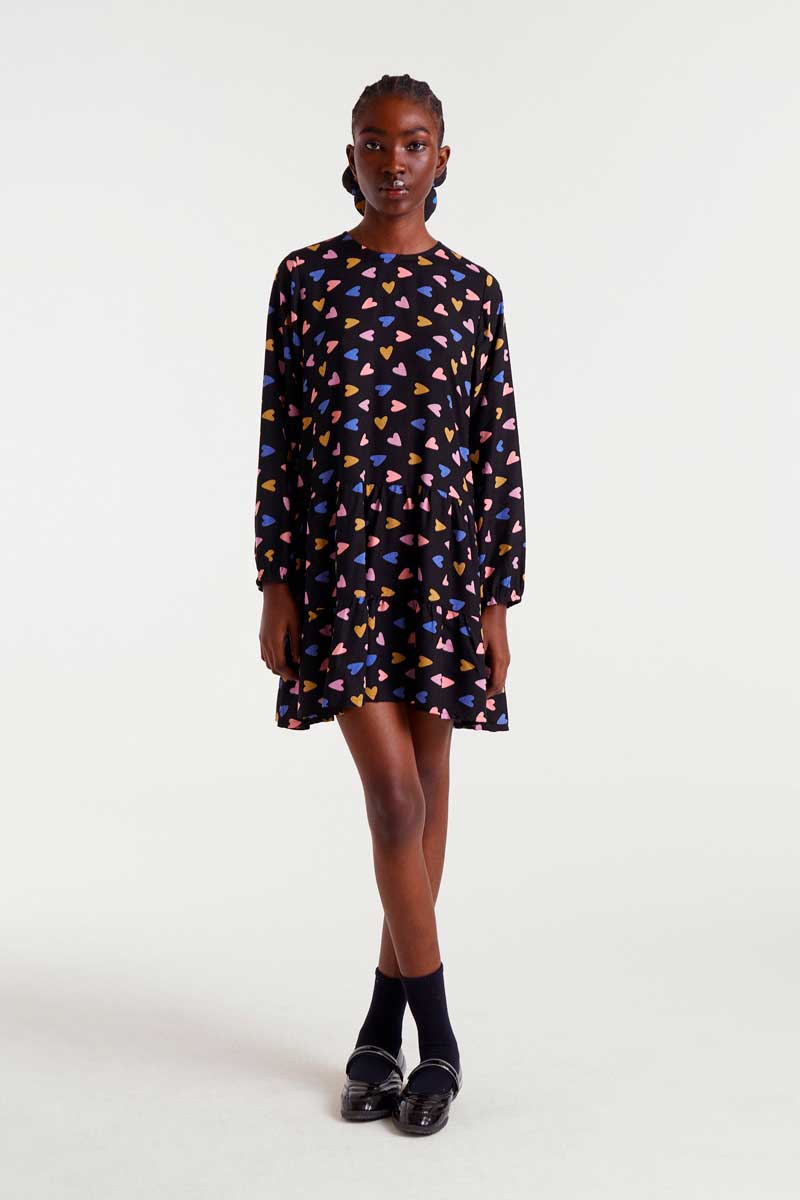 Κοντό φόρεμα από ελαφρύ ύφασμα βισκόζης με τύπωμα ποτ πουρί. Στρογγυλή λαιμόκοψη και μακριά μανίκια. Πλισέ λεπτομέρεια στη φούστα. 100% Βισκόζ Το μοντέλο έχει ύψος 178 εκ. και φοράει μέγεθος S. Αποστολή σε όλη την Ελλάδα σε 1-3 ημέρες. Διαθέσιμο και στο φυσικό μας κατάστημα YELLOW BUTTON Χρεμωνίδου & Δαμάρεως 61 Παγκράτι.