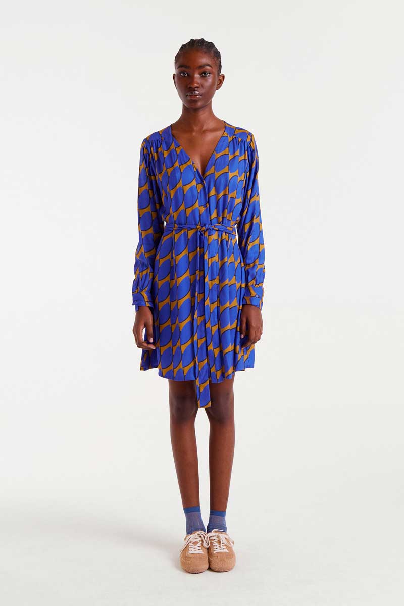 COMPANIA FANTASTICA Skouros Big print short dress Κοντό φόρεμα από βισκόζη με τύπωμα Skouros Big. Με V ντεκολτέ και μακριά μανίκια με κουμπιά στις μανσέτες. Κλείσιμο με κουμπιά μπροστά και δέσιμο στη μέση. 100% Βισκόζ Το μοντέλο έχει ύψος 178 εκ. και φοράει μέγεθος S. Αποστολή σε όλη την Ελλάδα σε 1-3 ημέρες. Διαθέσιμο και στο φυσικό μας κατάστημα YELLOW BUTTON Χρεμωνίδου & Δαμάρεως 61 Παγκράτι.