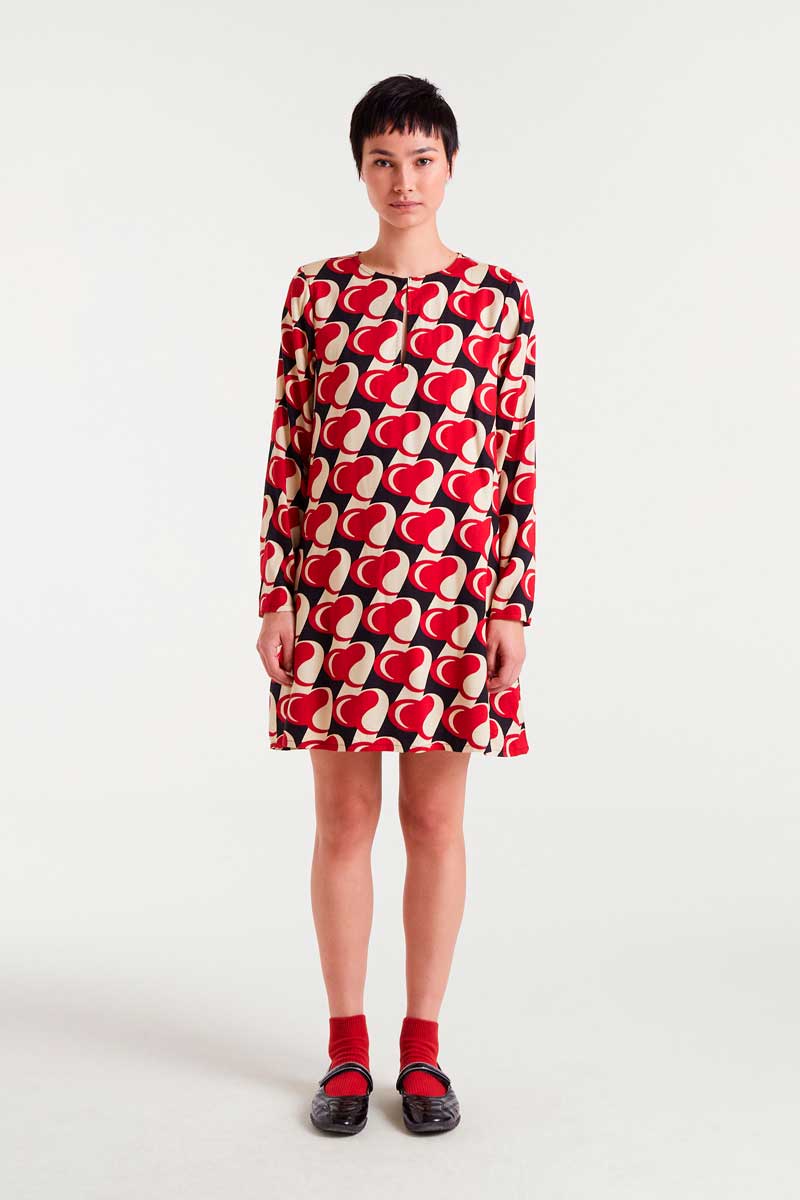 COMPANIA FANTASTICA Short dress with Heart Attack print Κοντό φόρεμα από βισκόζη με τύπωμα Heart Attack. Στρογγυλή λαιμόκοψη με κουμπιά και V-ντεκολτέ και μακριά μανίκια. Πλαϊνές τσέπες. Το μοντέλο έχει ύψος 177 εκ. και φοράει μέγεθος S. Αποστολή σε όλη την Ελλάδα σε 1-3 ημέρες. Διαθέσιμο και στο φυσικό μας κατάστημα YELLOW BUTTON Χρεμωνίδου & Δαμάρεως 61 Παγκράτι.
