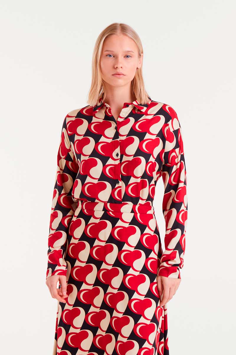 COMPANIA FANTASTICA Heart Attack Print Shirt Πουκάμισο από βισκόζη με τύπωμα Heart Attack. Γιακάς με πέτο και μακριά μανίκια. Κλείσιμο με κουμπιά μπροστά. Ελαφρώς χαμηλωμένοι ώμοι. 100% Βισκόζ Το μοντέλο έχει ύψος 177 εκ. και φοράει μέγεθος S. Αποστολή σε όλη την Ελλάδα σε 1-3 ημέρες. Διαθέσιμο και στο φυσικό μας κατάστημα YELLOW BUTTON Χρεμωνίδου & Δαμάρεως 61 Παγκράτι.