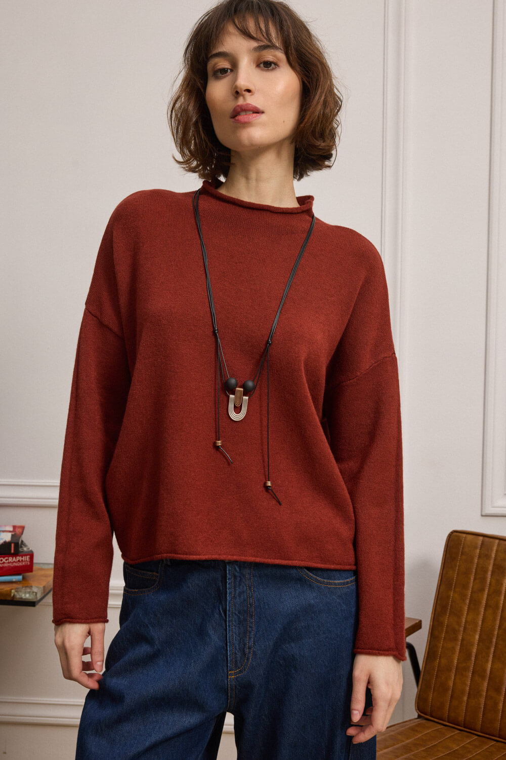 "CRESPIN" πλεκτή μπλούζα Namaste Πλεκτή μπλούζα με χαλαρή γραμμή και σύγχρονη αισθητική. Κατασκευασμένο από μαλακή, ευχάριστη υφή. Η loose σιλουέτα με ριχτούς ώμους και μακριά μανίκια, ενισχύουν την άνεση και την αίσθηση απαλότητας. Έχει λαιμόκοψη με κυματιστή λεπτομέρεια στο τελείωμα με απαλή δομή που στέκεται ελεύθερα, προσθέτοντας σχεδιαστικό ενδιαφέρον. 56% Βισκόζη 28% Πολυέστερ 16% Πολυαμίδη Τα ρούχα Namaste σχεδιάζονται και ράβονται στην Ελλάδα. Δωρεάν αποστολή σε 1-3 μέρες σε όλη την Ελλάδα. Διαθέσιμο και στα φυσικά κατάστηματα YELLOW BUTTON Χρεμωνίδου & Δαμάρεως 61 Παγκράτι