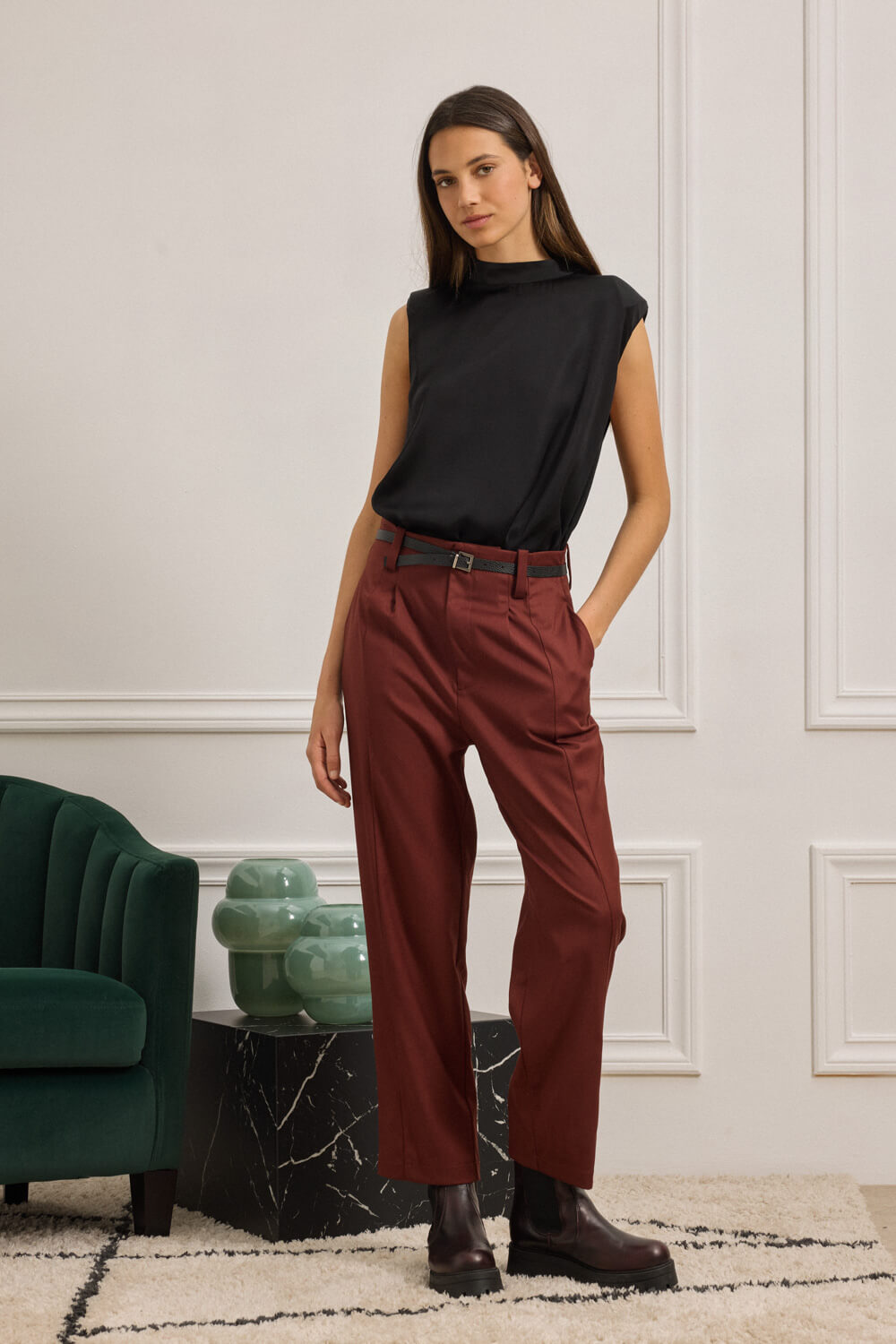 "BOURBON" burgundy παντελόνι Namaste Ψηλόμεσο παντελόνι σε ίσια γραμμή, κομψό και διαχρονικό, που αναδεικνύει τη σιλουέτα με προσεγμένες λεπτομέρειες. Διαθέτει διακριτικές πιέτες στο μπροστινό μέρος που χαρίζουν δομή. Έχει πλαϊνές τσέπες και διακοσμητικά φιλέτα στο πίσω μέρος, που ενισχύουν τη tailored αισθητική του. Το κλείσιμο γίνεται με φερμουάρ και εσωτερικό κουμπί για άνετη εφαρμογή. Η ζώνη με μεταλλική αγκράφα ολοκληρώνει το σχέδιο με μία elegant πινελιά. 62% Πολυεστέρας 35% Ρεγιόν 3% Σπάντεξ Το μοντέλο φοράει μέγεθος S. Διαστάσεις του μοντέλου σε cm: Ύψος 173, Μπούστο: 80, Μέση: 61, Γοφοί: 88. Τα ρούχα Namaste σχεδιάζονται και ράβονται στην Ελλάδα. Δωρεάν αποστολή σε 1-3 μέρες σε όλη την Ελλάδα. Διαθέσιμο και στο φυσικό κατάστημα YELLOW BUTTON Χρεμωνίδου & Δαμάρεως 61 Παγκράτι