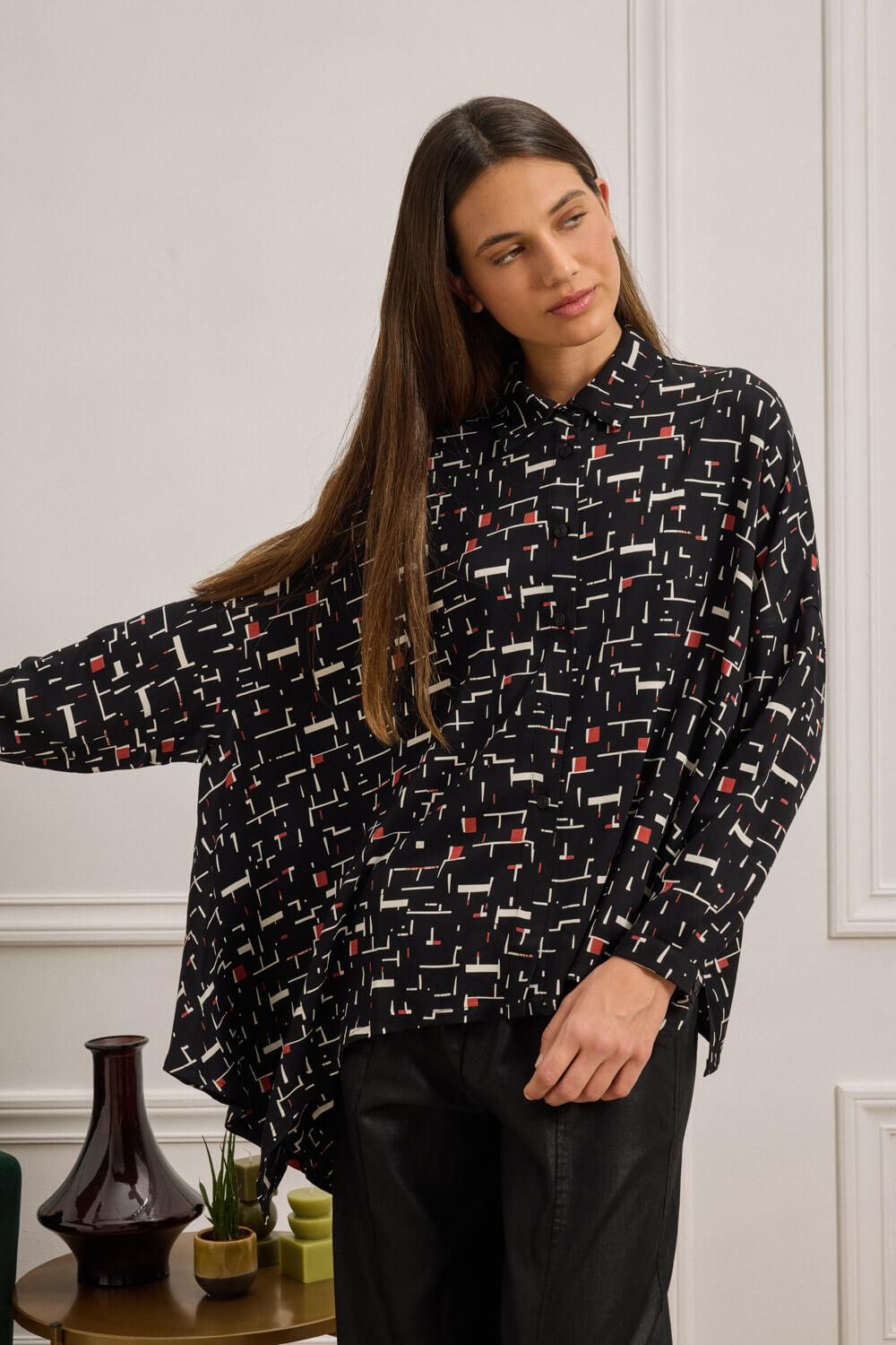 "DALFON" πουκάμισο oversized Namaste Πουκάμισο σε oversized γραμμή με γεωμετρικό print, από 100% viscoze Ecovero που χαρίζει ανάλαφρη υφή και φυσική κίνηση. Διαθέτει κλασικό γιακά, ζαπονέ μακριά μανίκια που καταλήγουν σε μανσέτα με κουμπί και κλείσιμο μπροστά με κουμπιά. Το ασύμμετρο τελείωμα με μυτερή λεπτομέρεια στη μία πλευρά προσθέτει ενδιαφέρον και σχεδιαστικό στίγμα. Συνδυάζεται ιδανικά με τη φούστα DUA για ένα statement σετ με χαρακτήρα. “Αυτό το προϊόν έχει φτιαχτεί με αγάπη και σεβασμό στο περιβάλλον χρησιμοποιώντας φυσικές ίνες.” 100% Ecovero Βισκόζη Το μοντέλο φοράει μέγεθος S. Διαστάσεις του μοντέλου σε cm: Ύψος 173, Μπούστο: 80, Μέση: 61, Γοφοί: 88. Τα ρούχα Namaste σχεδιάζονται και ράβονται στην Ελλάδα. Δωρεάν αποστολή σε 1-3 μέρες σε όλη την Ελλάδα. Διαθέσιμο και στο φυσικό κατάστημα YELLOW BUTTON Χρεμωνίδου & Δαμάρεως 61 Παγκράτι